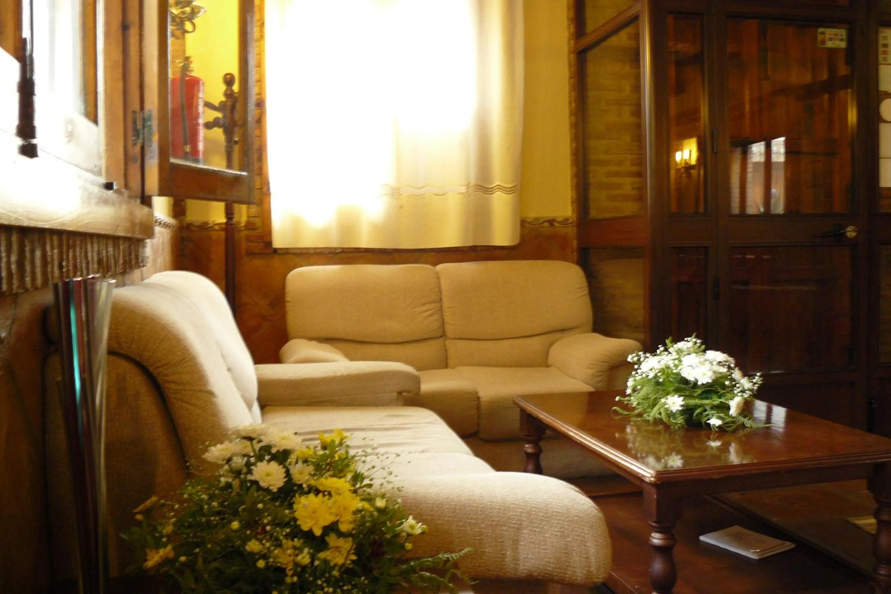 Communal lounge/ TV room in Hotel Restaurante Las Buitreras