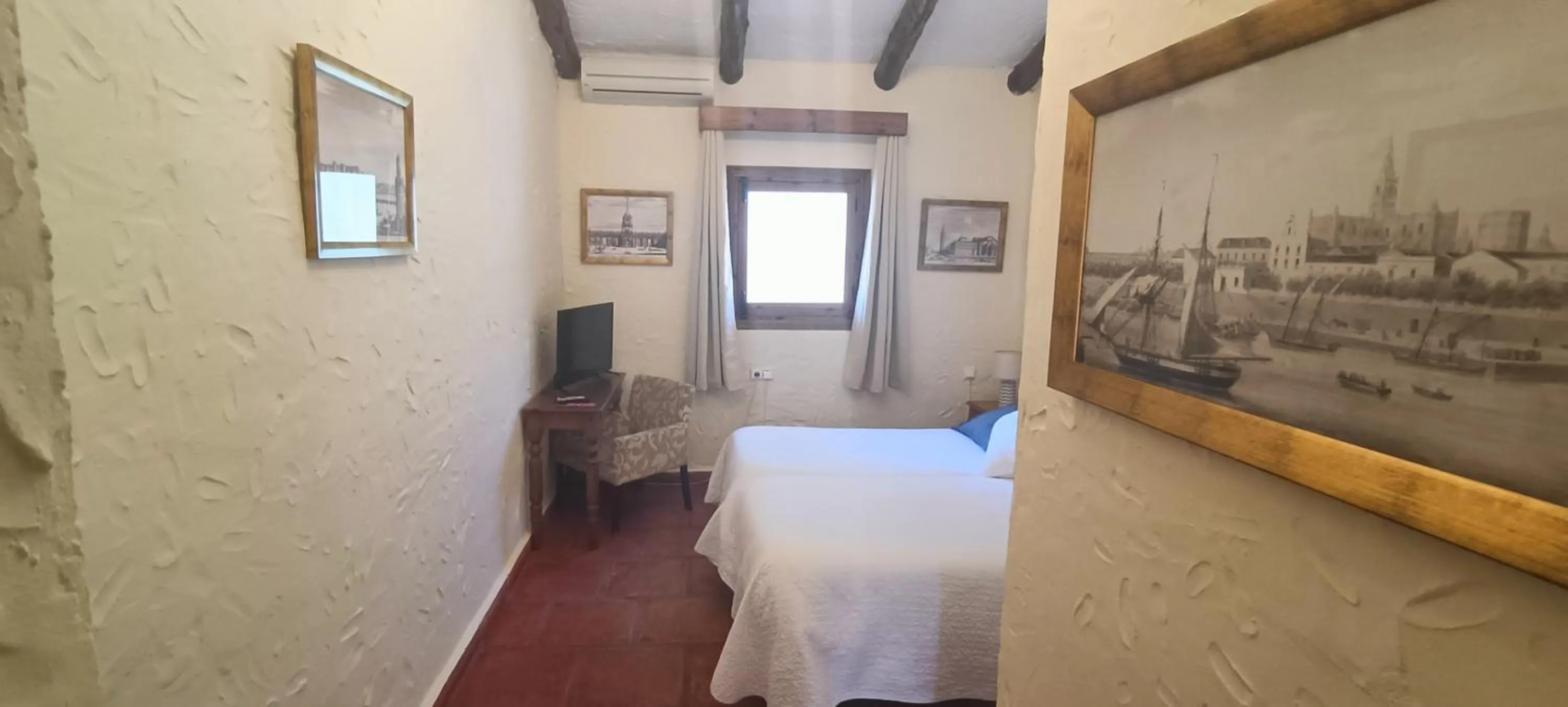 Bed in Hotel Restaurante Las Buitreras