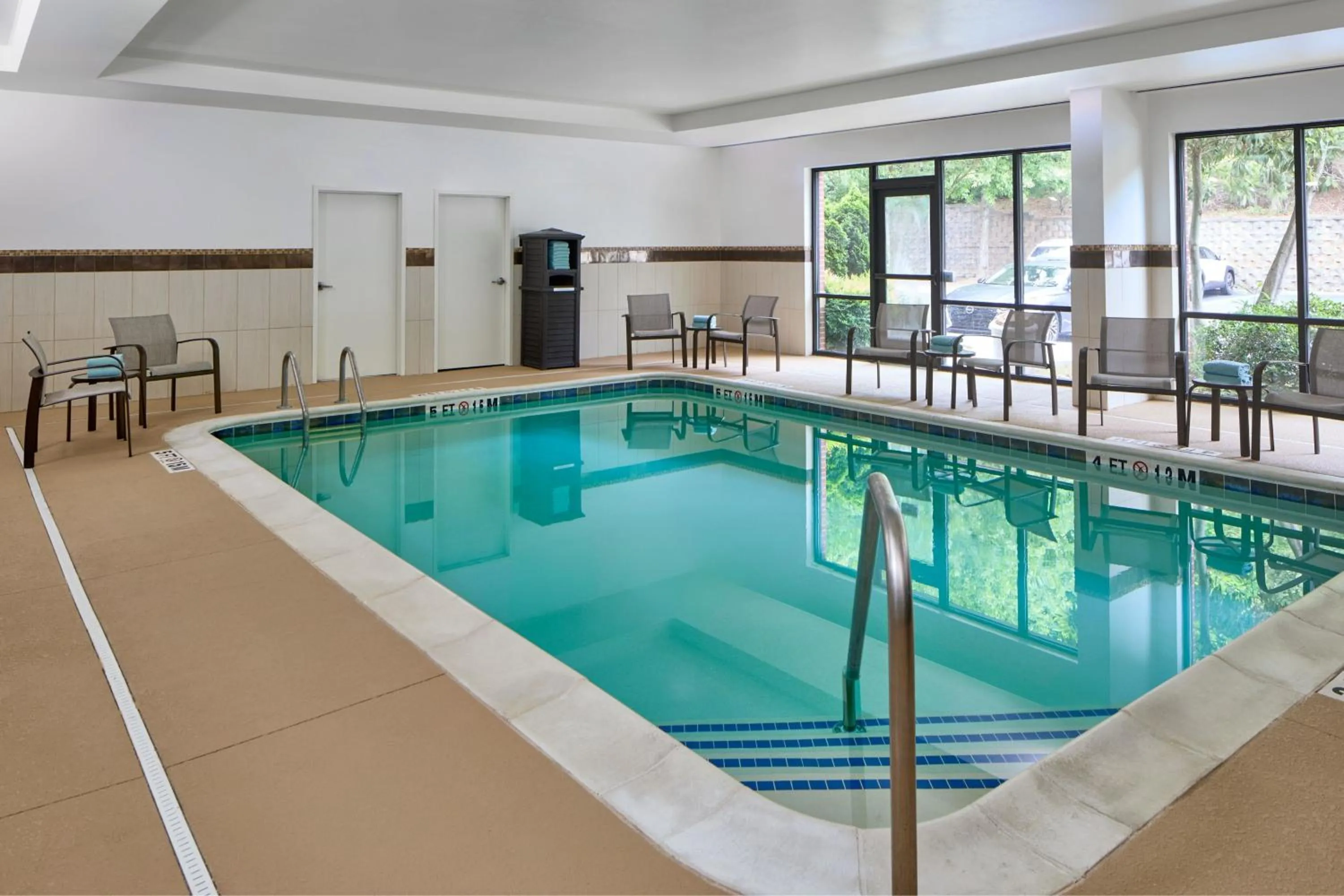 Swimming pool in Courtyard by Marriott Atlanta NE/Duluth Sugarloaf