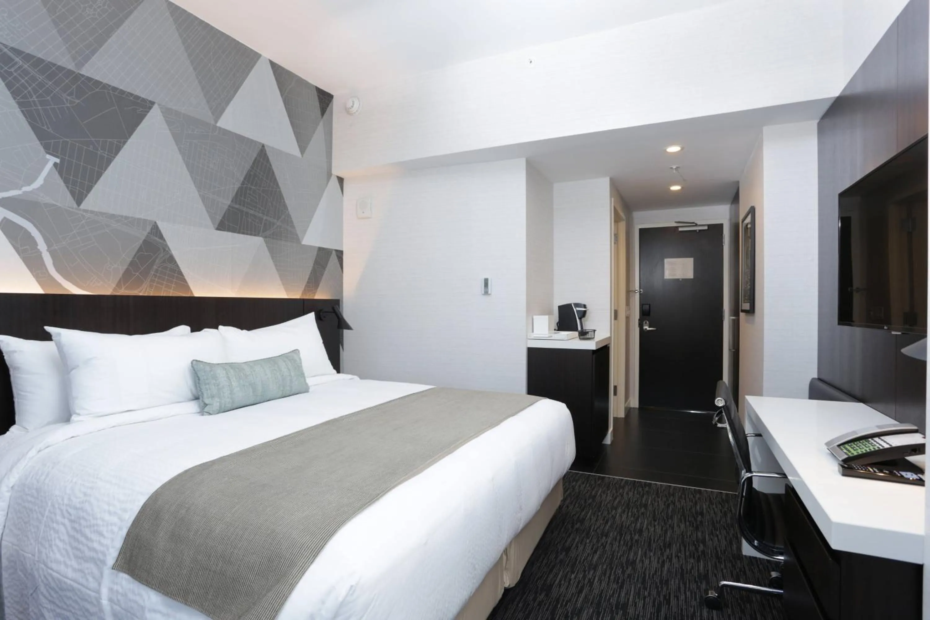 Photo of the whole room, Bed in Courtyard by Marriott Long Island City/New York Manhattan View