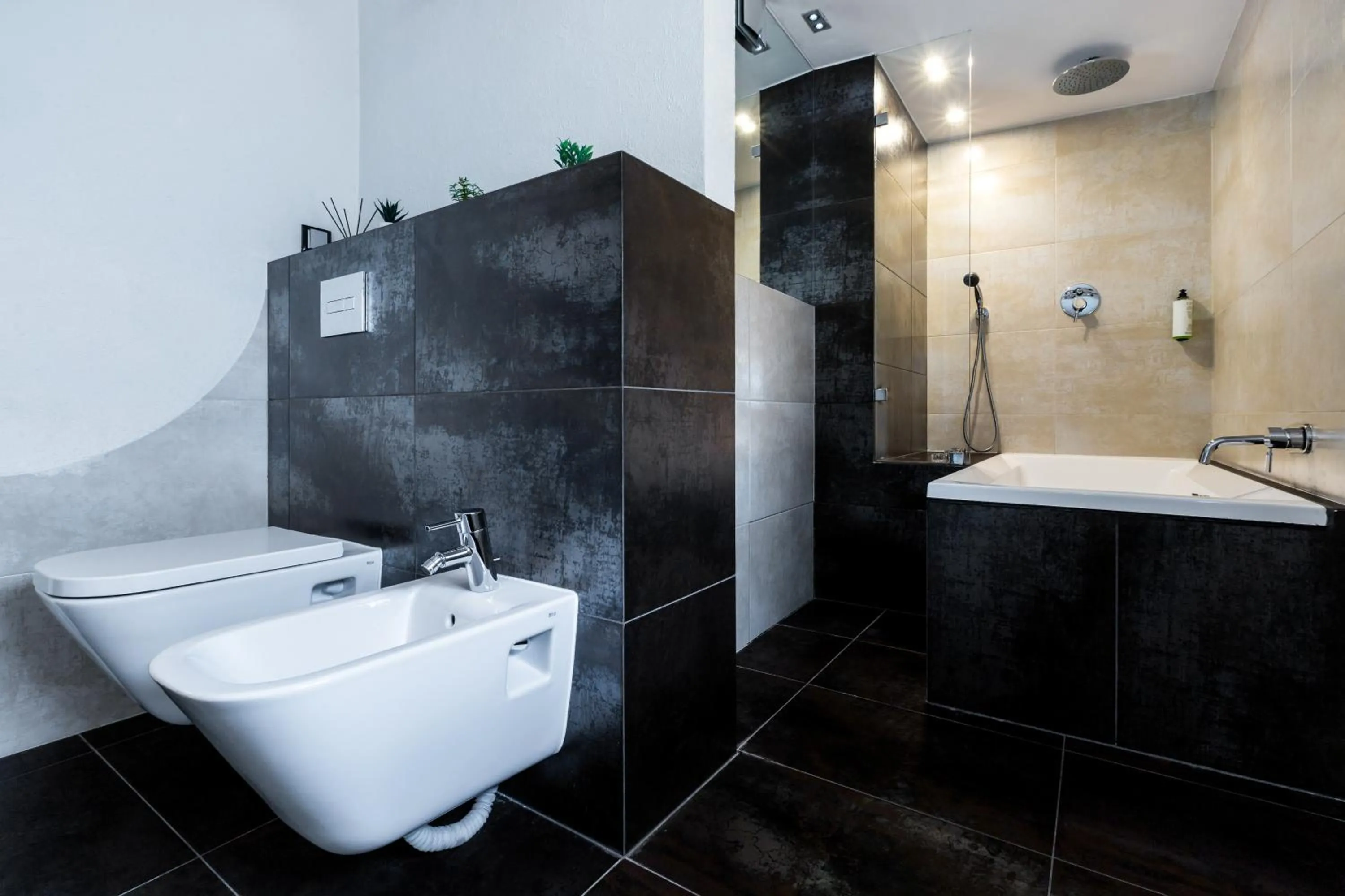 Shower in Wawel Cracow Old City Apartments - Friendhouse Apartments