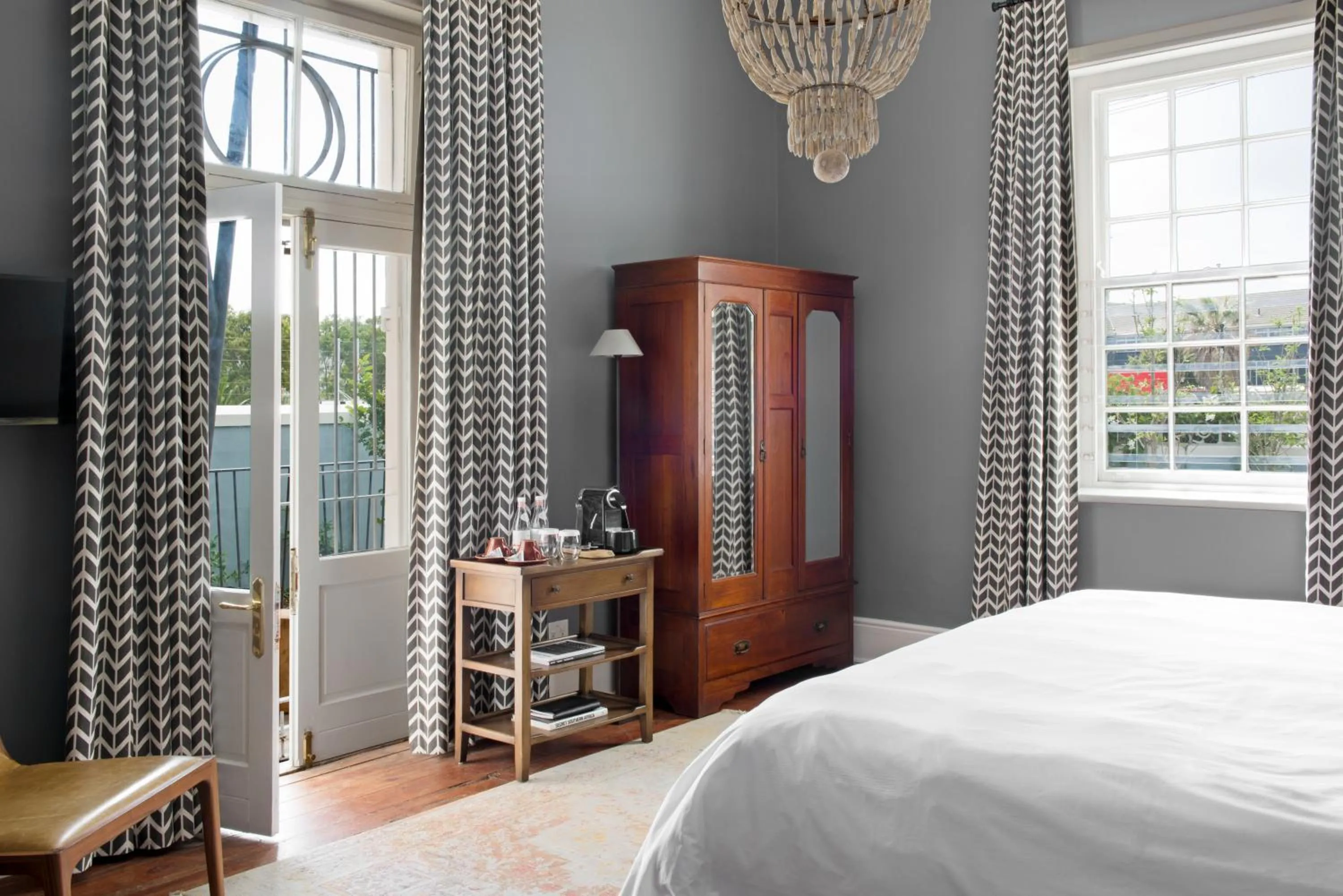 Seating area, Bed in Harpers House