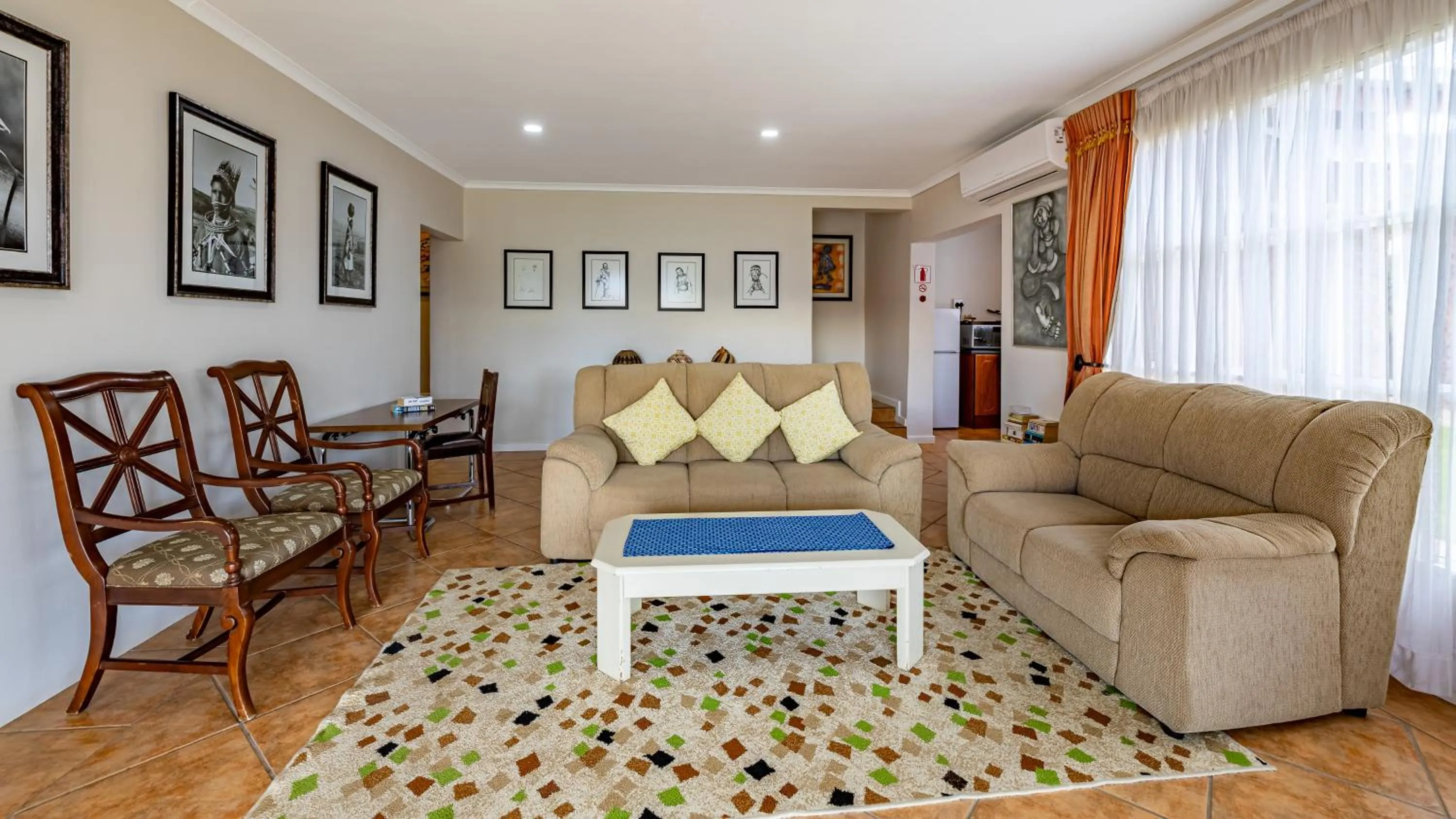 Communal lounge/ TV room in Botleng Guest House