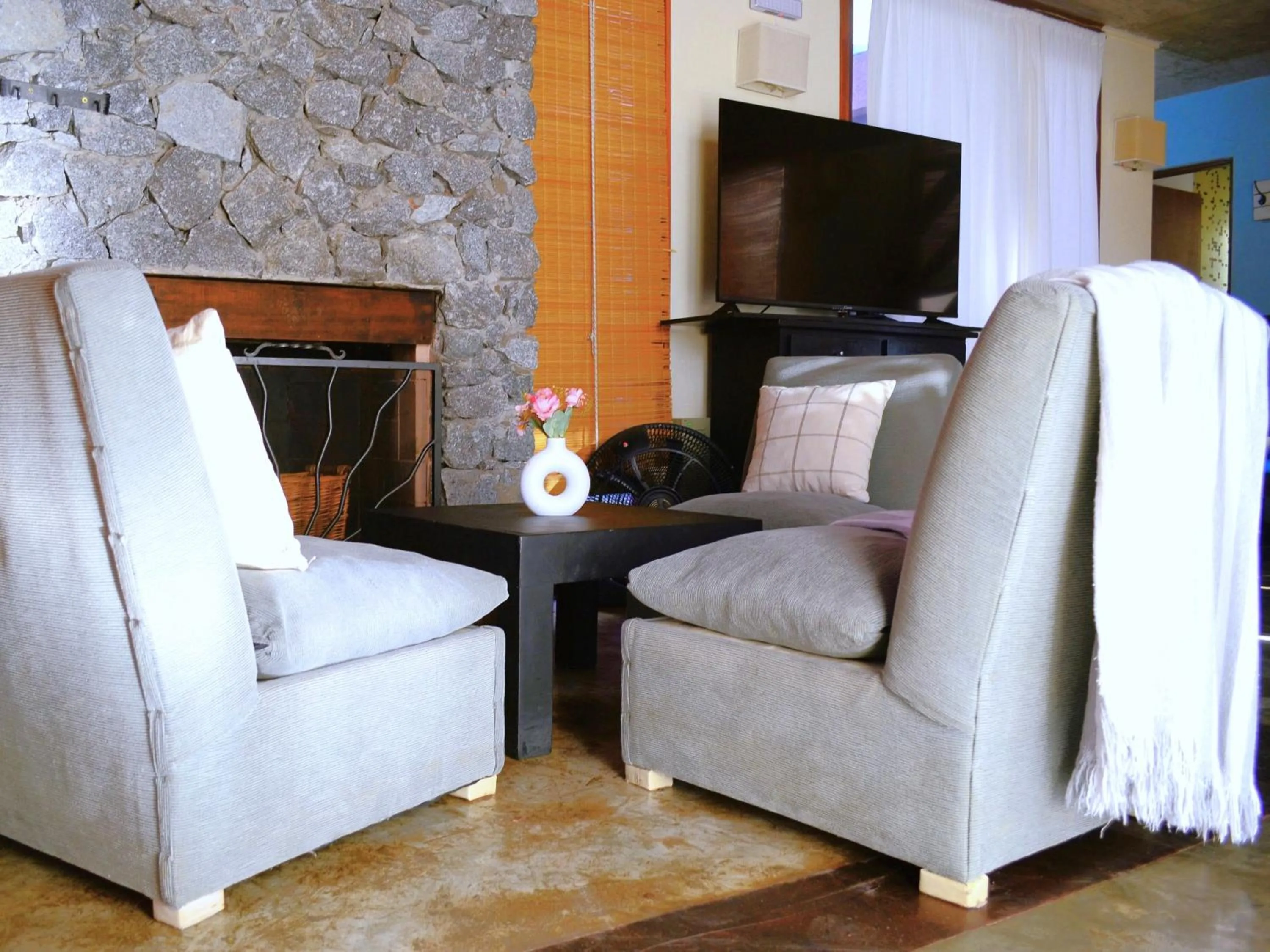 TV and multimedia in Altos Medanos Cabañas & Club de Bosque