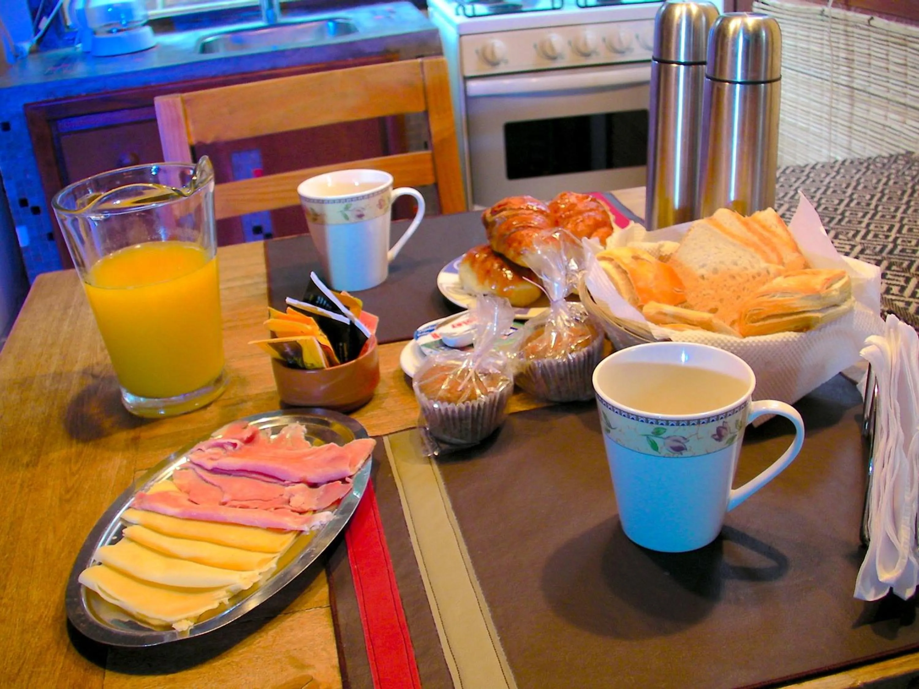 Buffet breakfast in Altos Medanos Cabañas & Club de Bosque