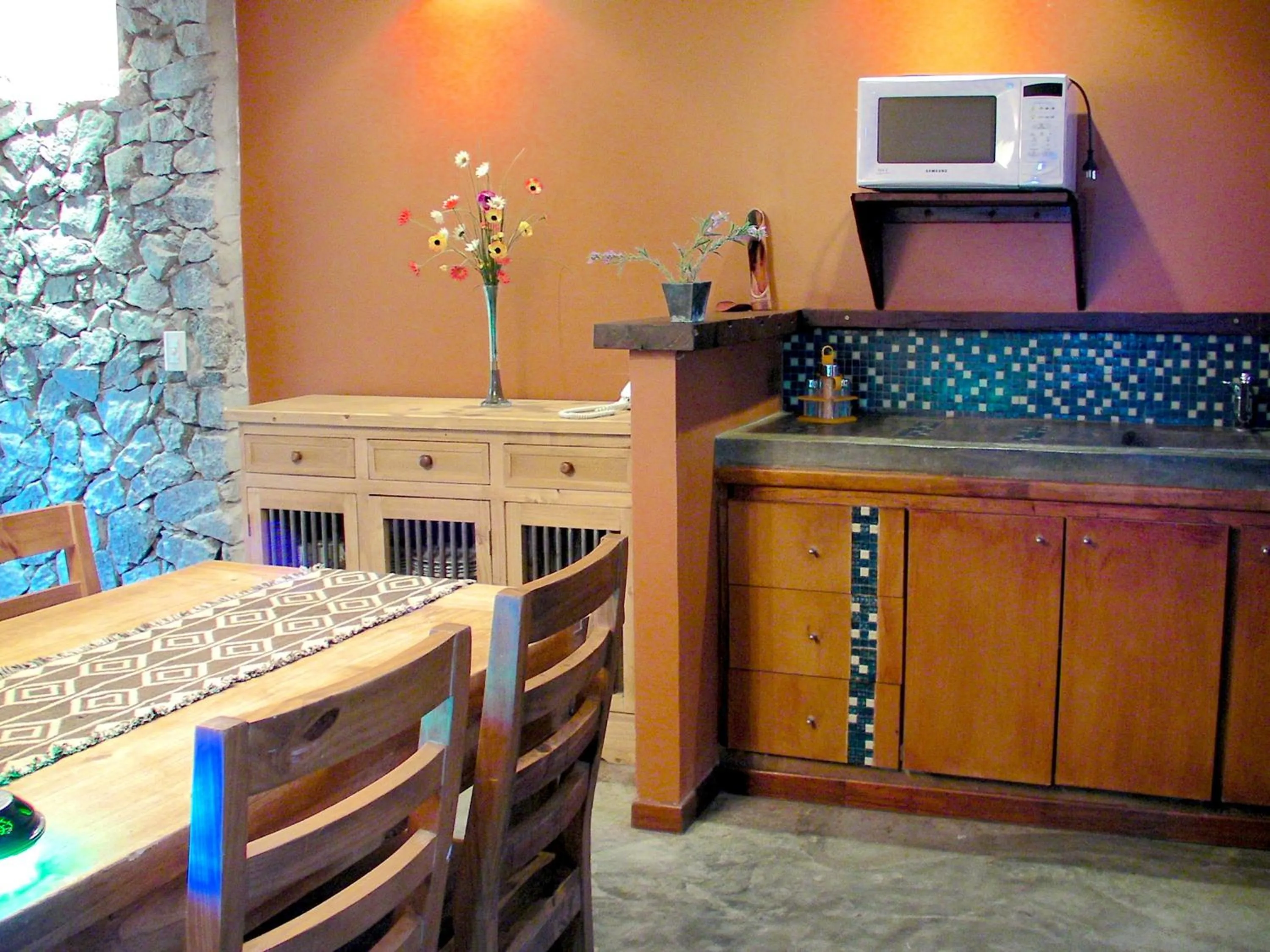 Kitchen or kitchenette in Altos Medanos Cabañas & Club de Bosque
