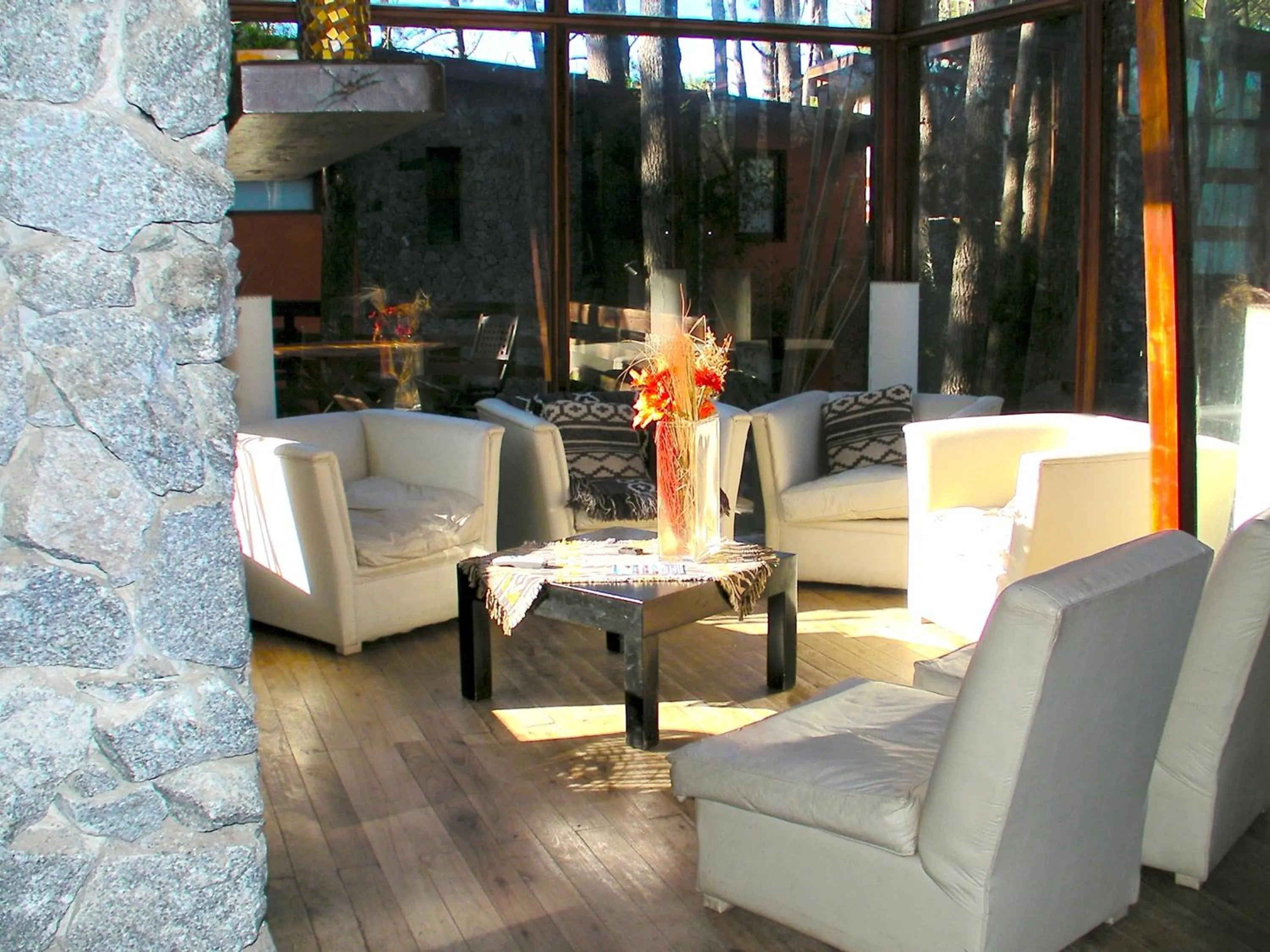 Communal lounge/ TV room in Altos Medanos Cabañas & Club de Bosque