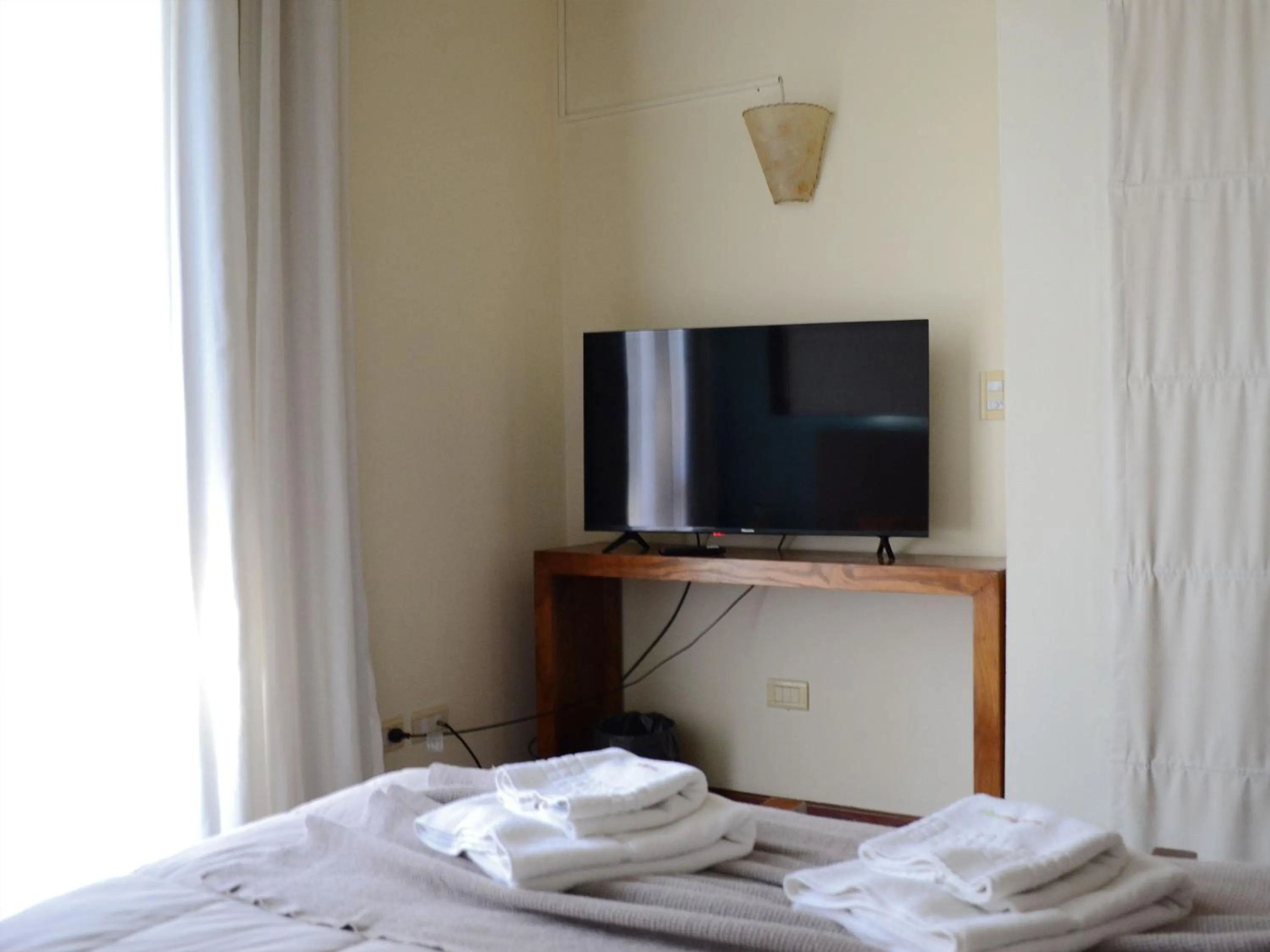 TV and multimedia, Bed in Altos Medanos Cabañas & Club de Bosque