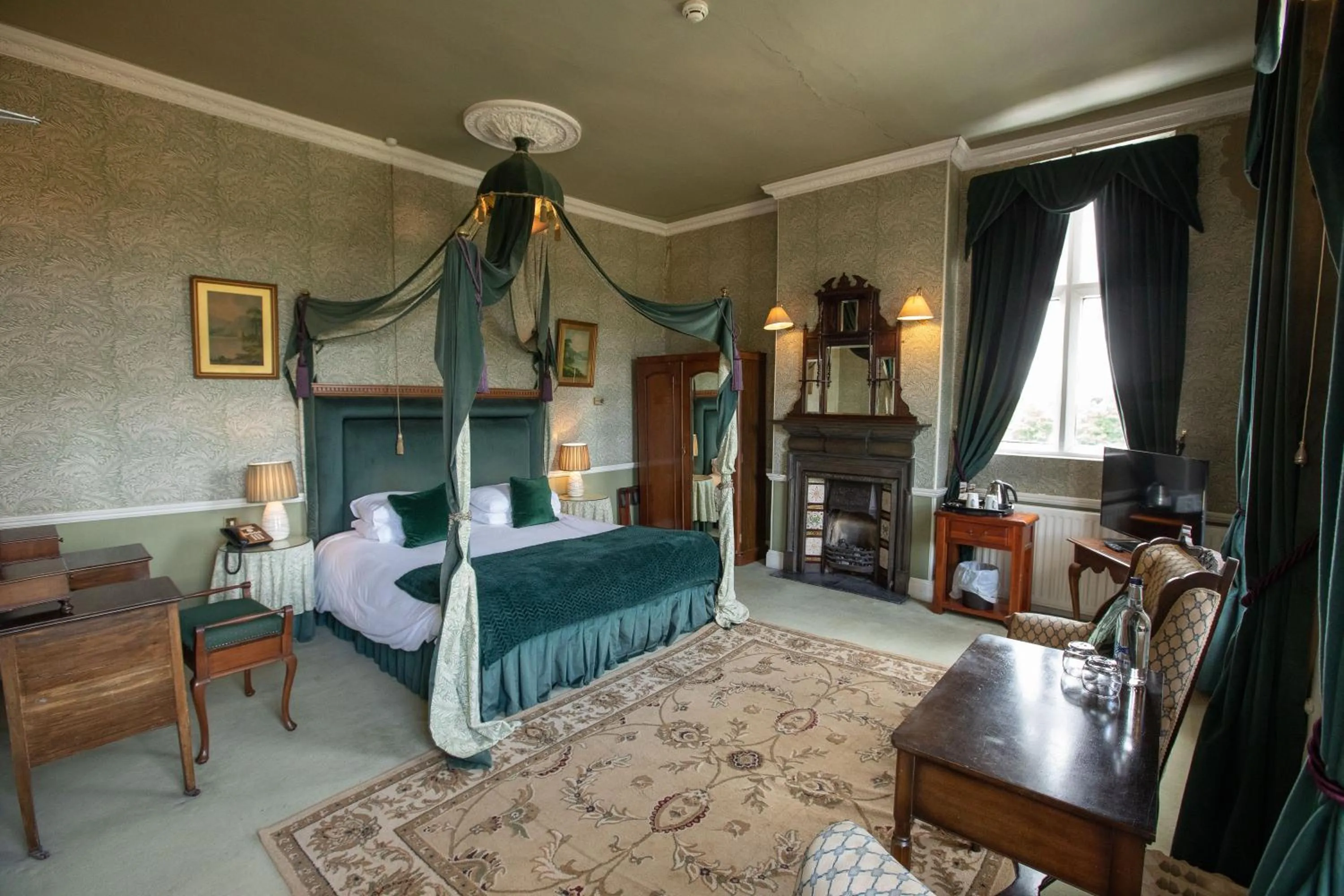 Photo of the whole room, Bed in Grafton Manor Hotel