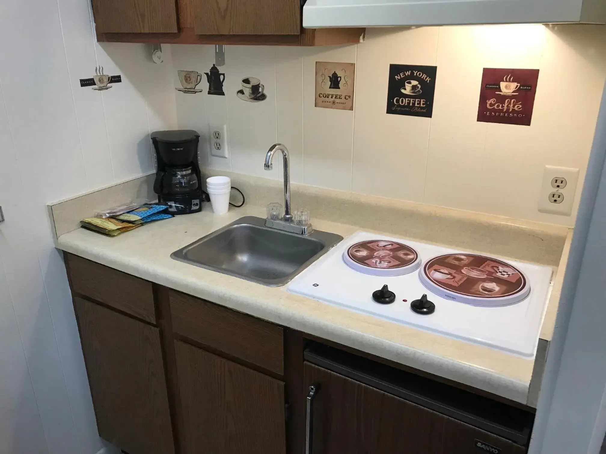 Queen Room with Kitchenette in Hotel Kitsmiller on Main Queen Room with Kitchenette in Hotel Kitsmiller on Main