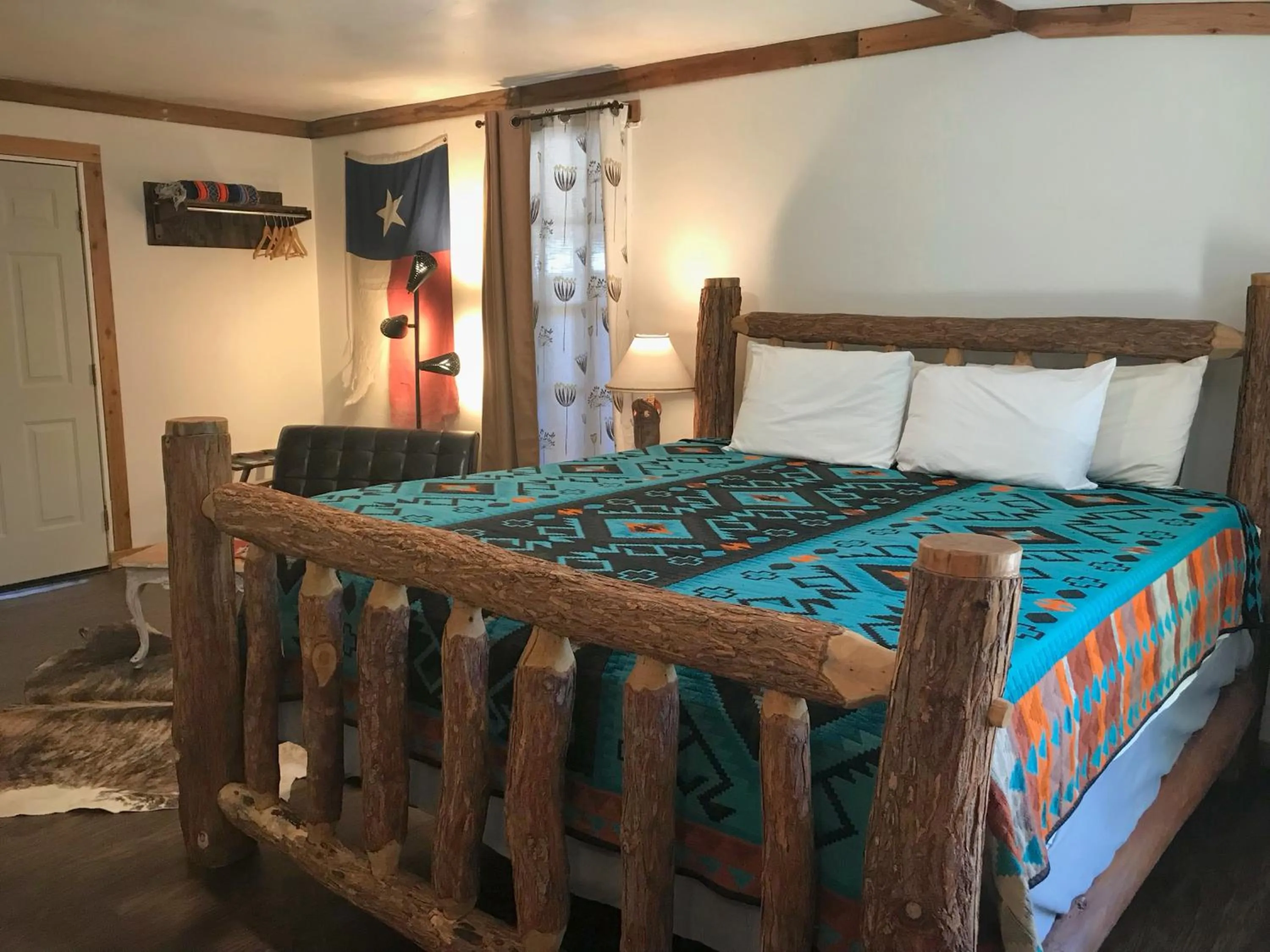 Bed in Hotel Kitsmiller on Main