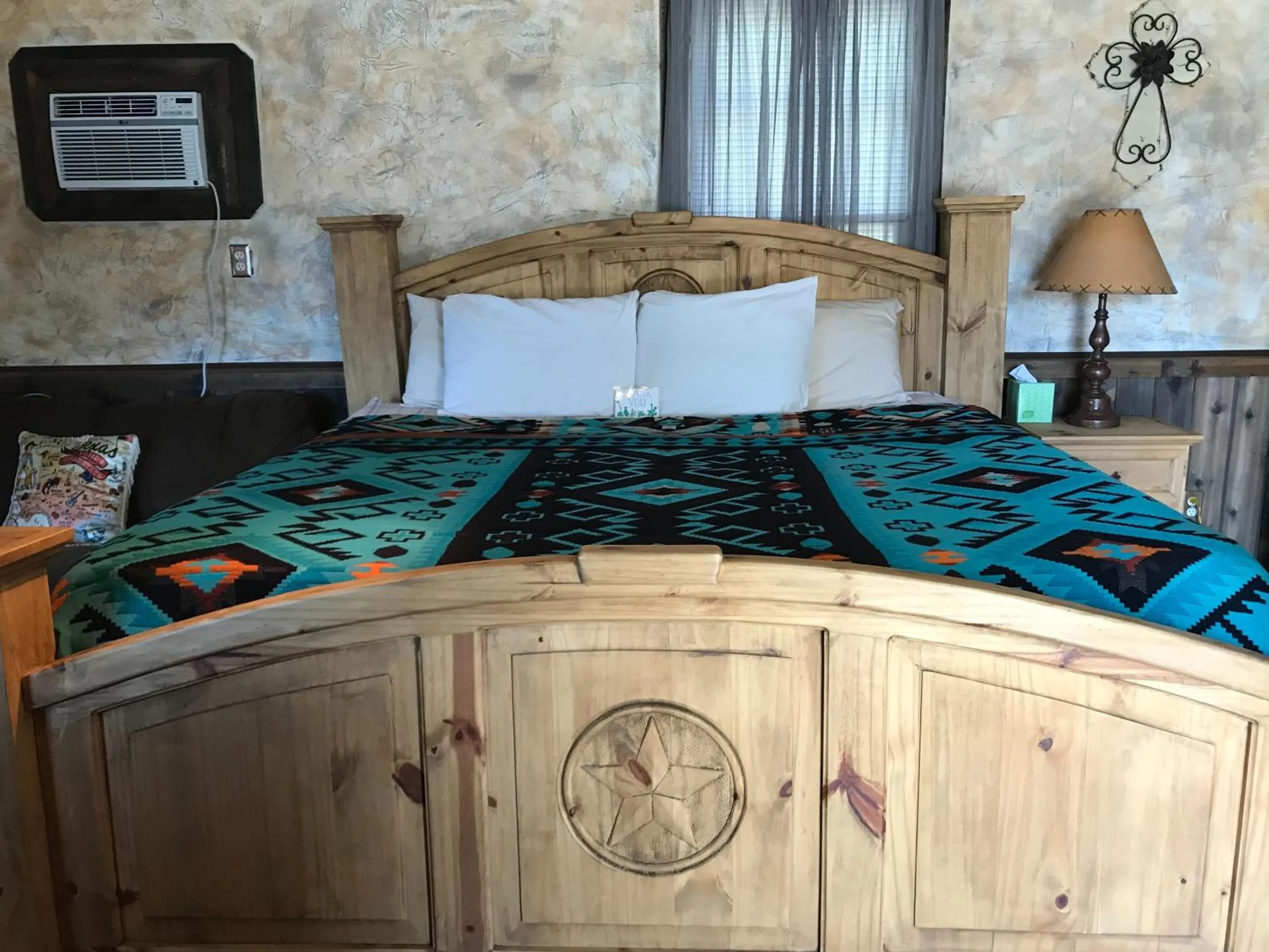 Bed in Hotel Kitsmiller on Main