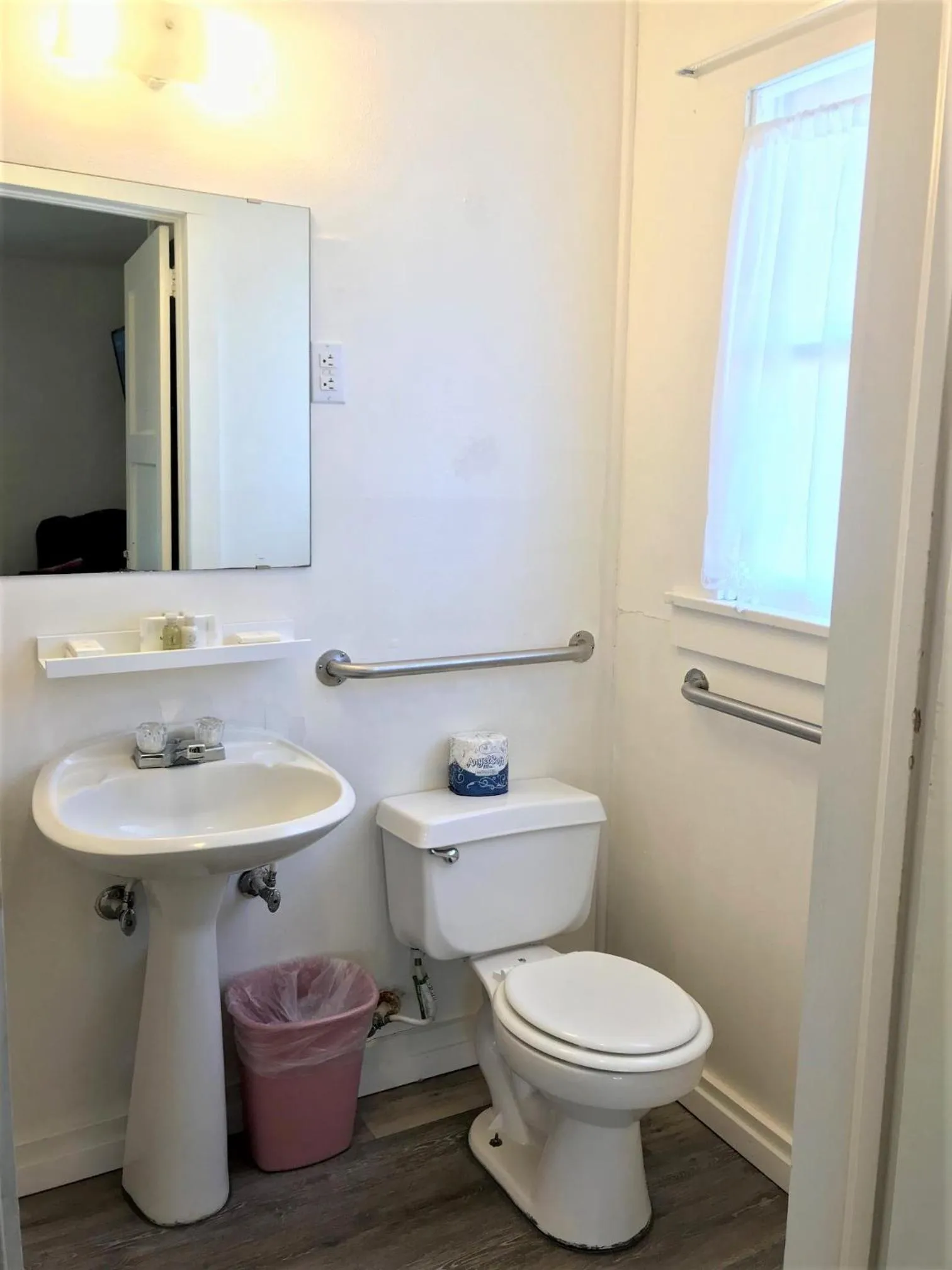 Bathroom in Hotel Kitsmiller on Main