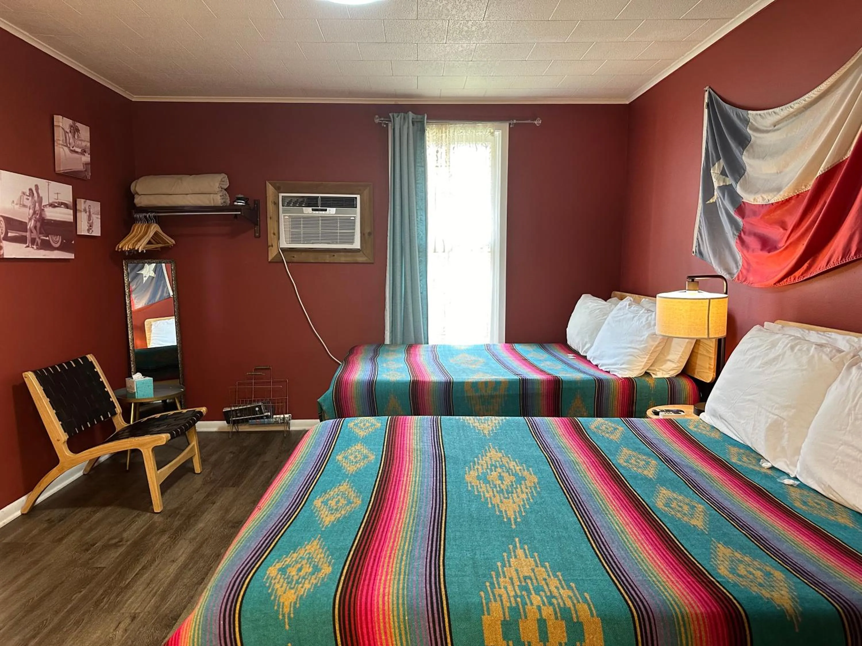 Bed in Hotel Kitsmiller on Main