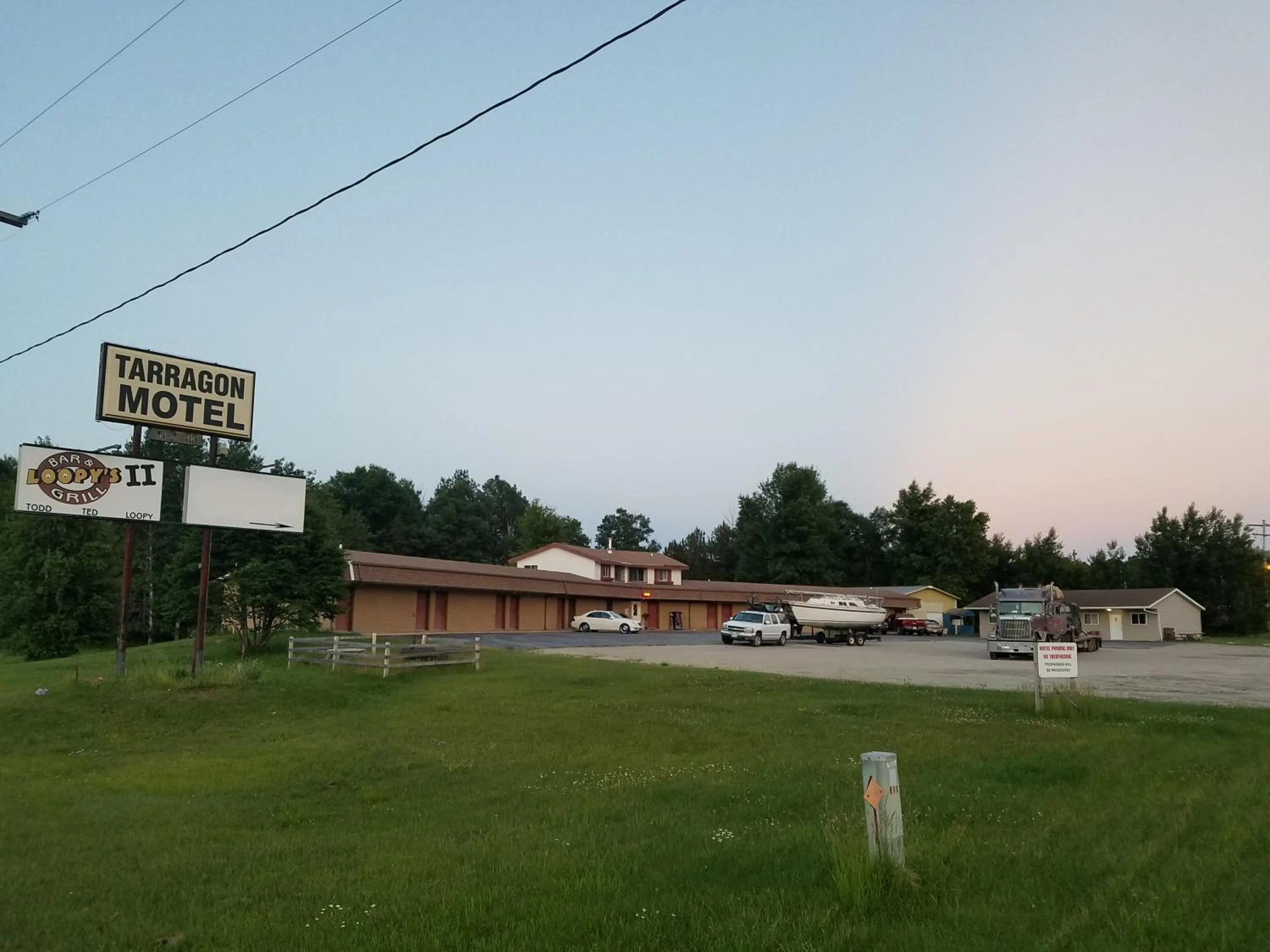 Facade/entrance in Tarragon Motel