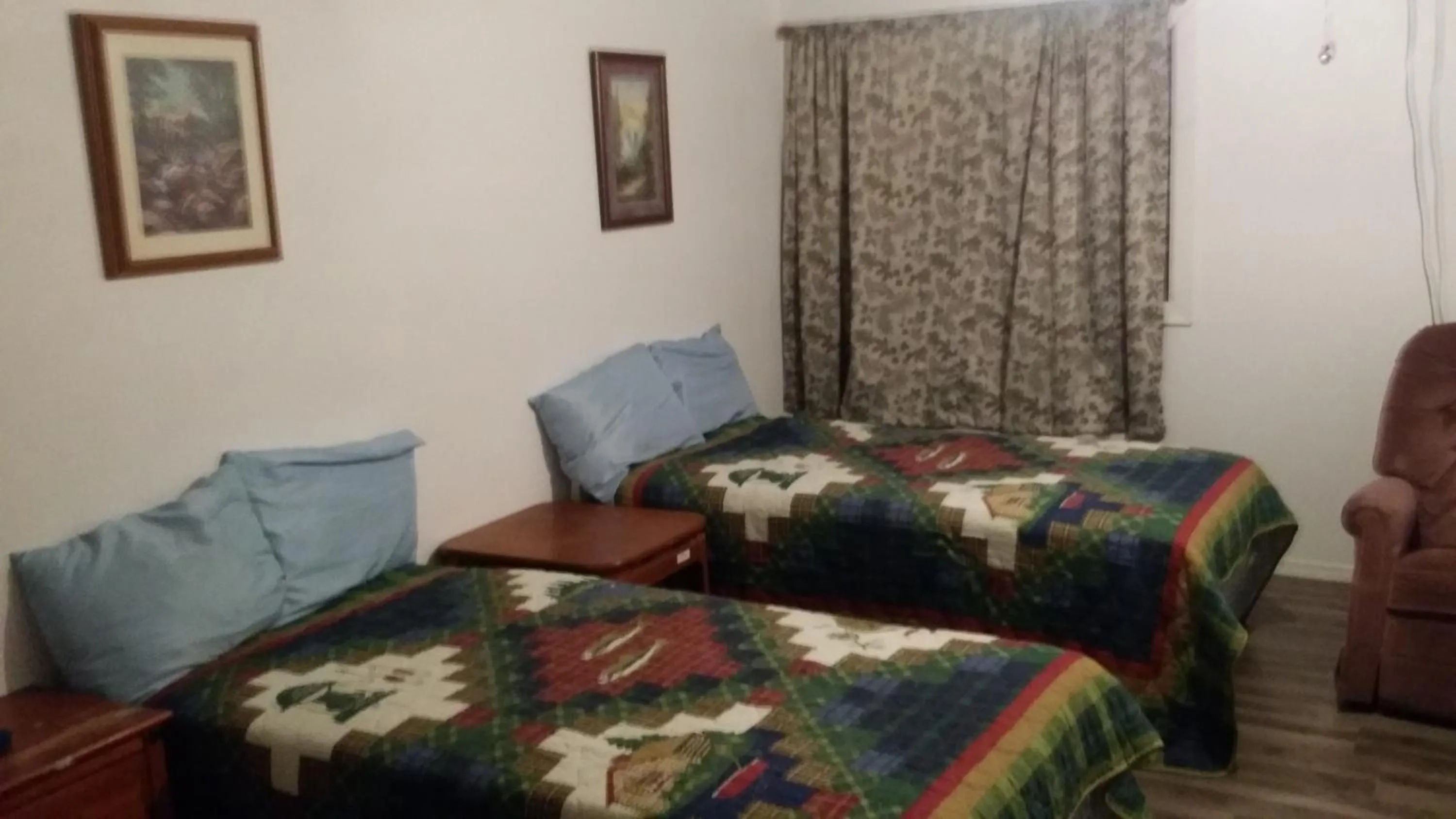 Bed in Tarragon Motel