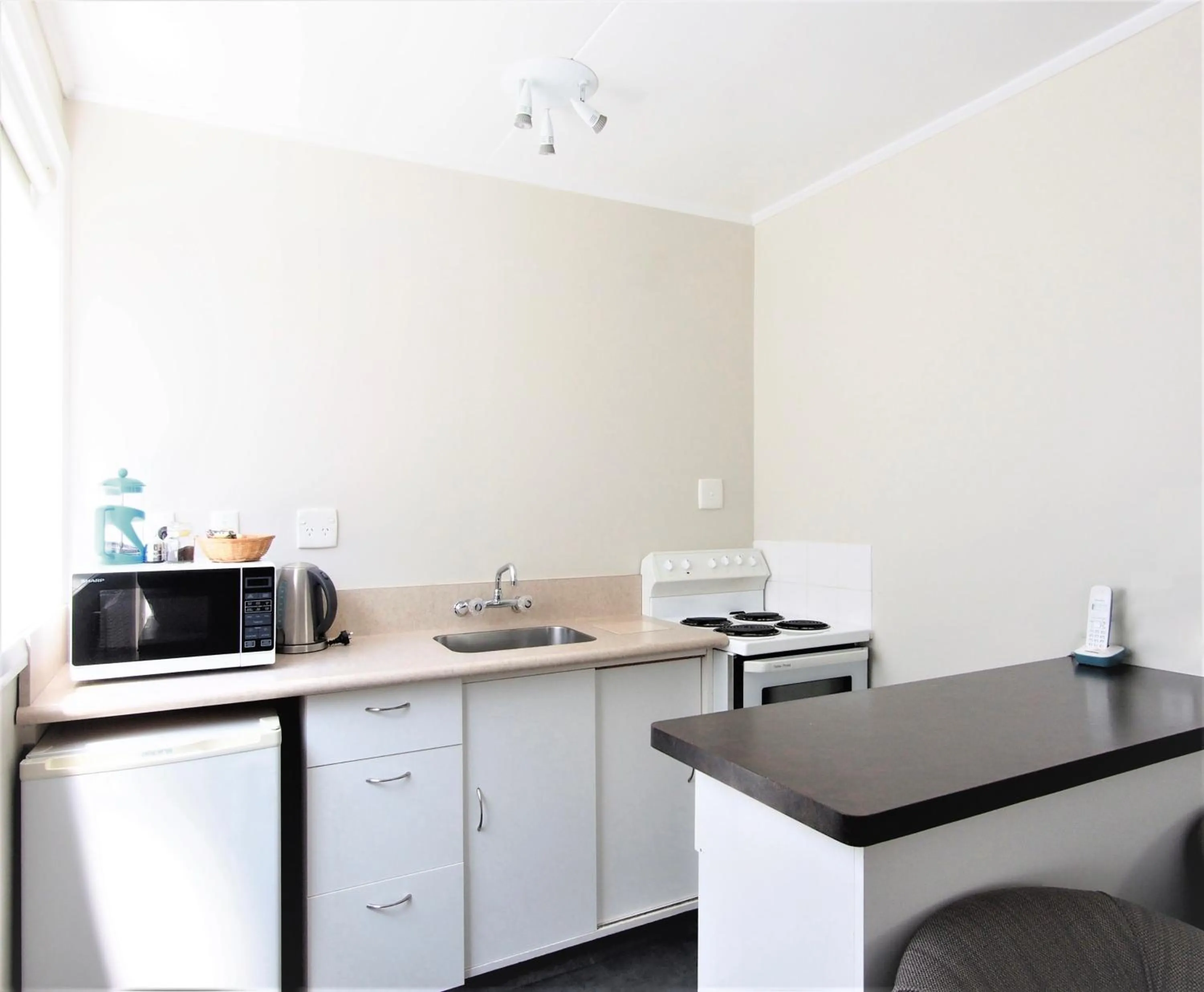 Kitchen or kitchenette in Riverlodge Motel