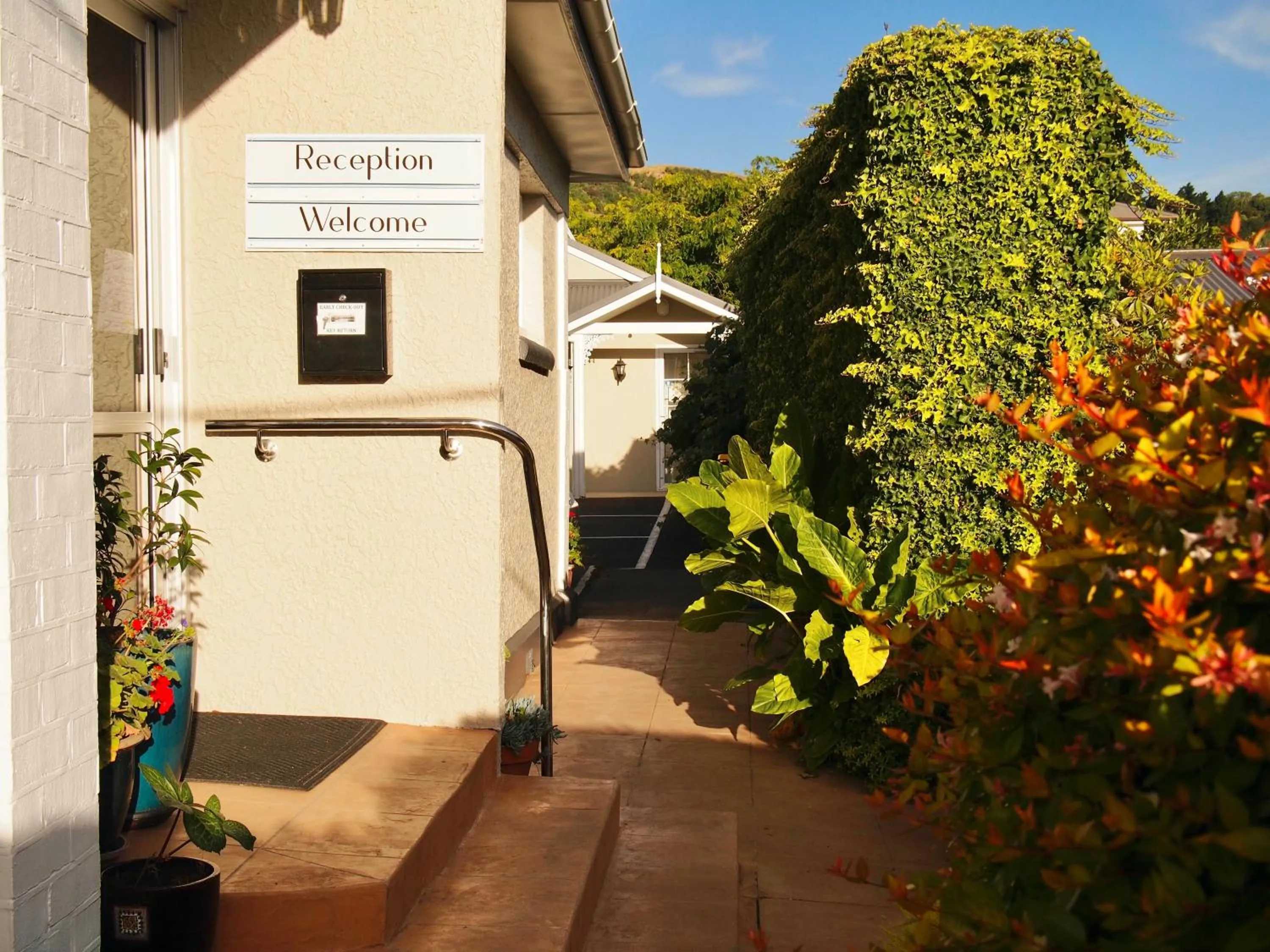 Facade/entrance in Riverlodge Motel