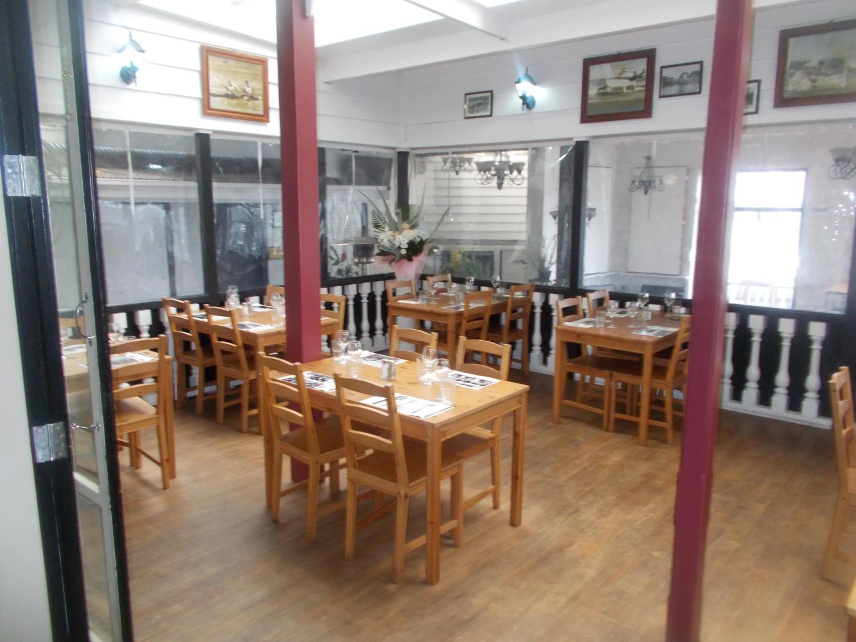 Restaurant/places to eat in The Kentish Hotel