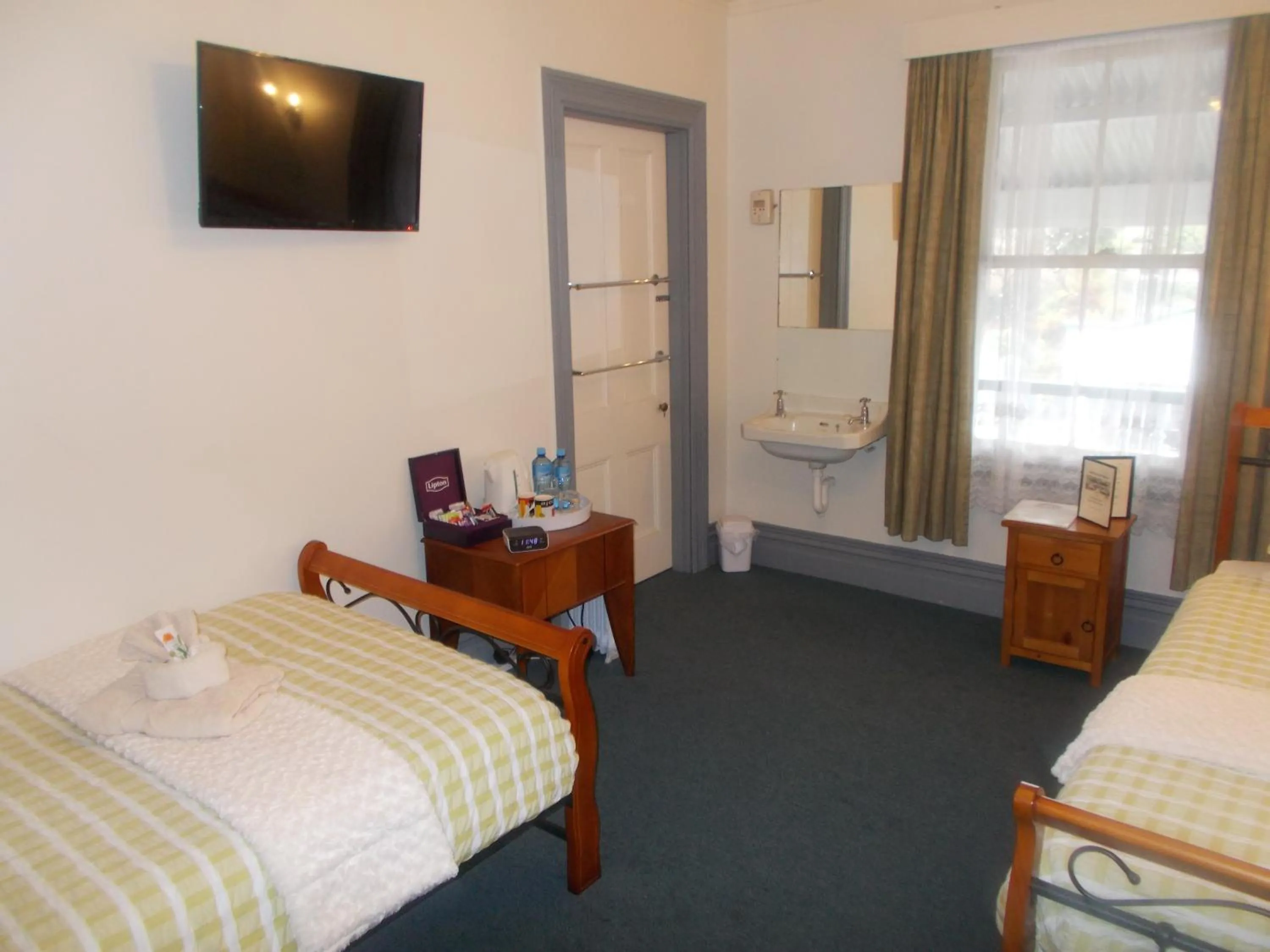 Photo of the whole room, Bed in The Kentish Hotel