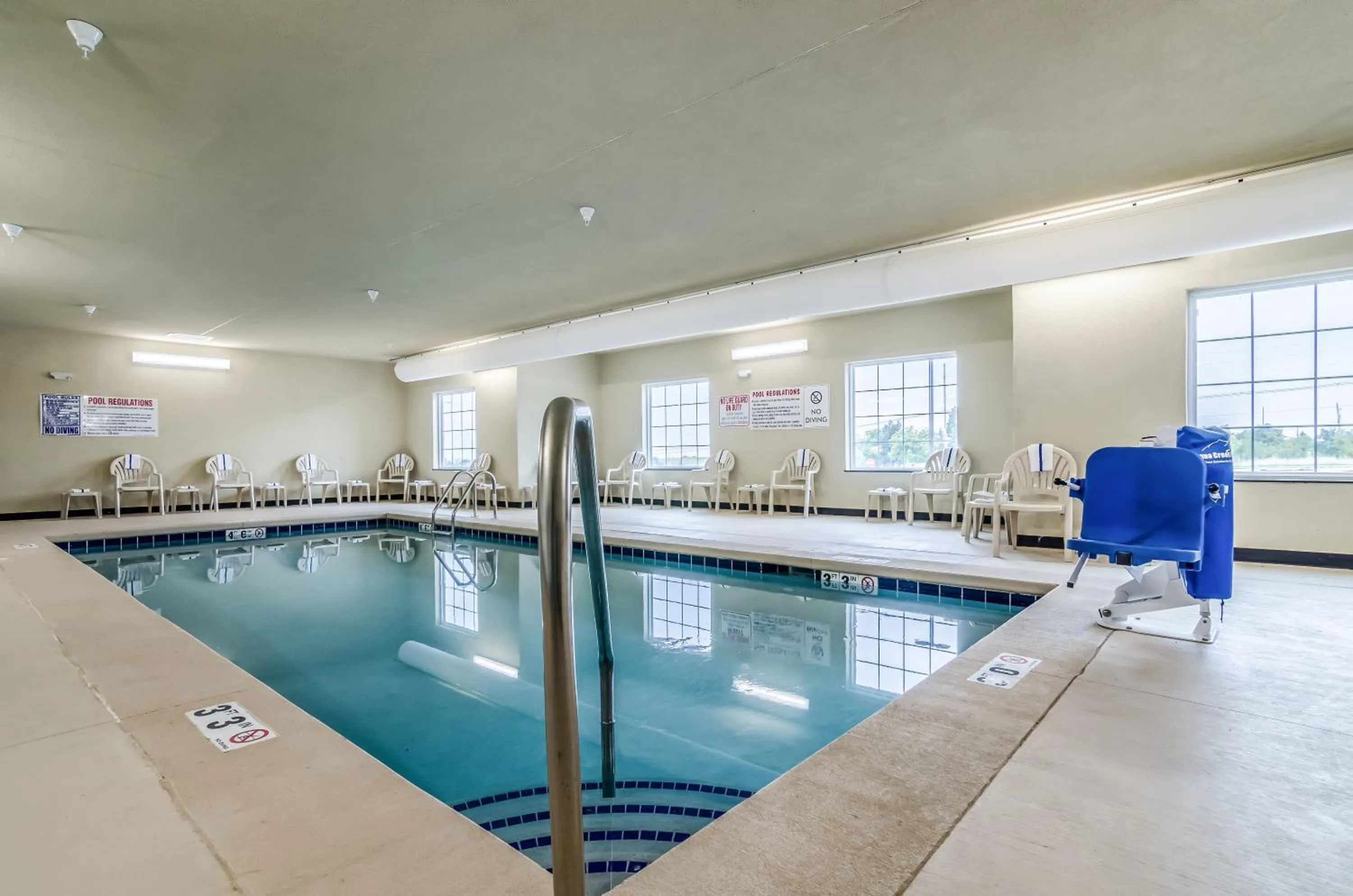 Swimming pool in Cobblestone Hotel & Suites - McCook
