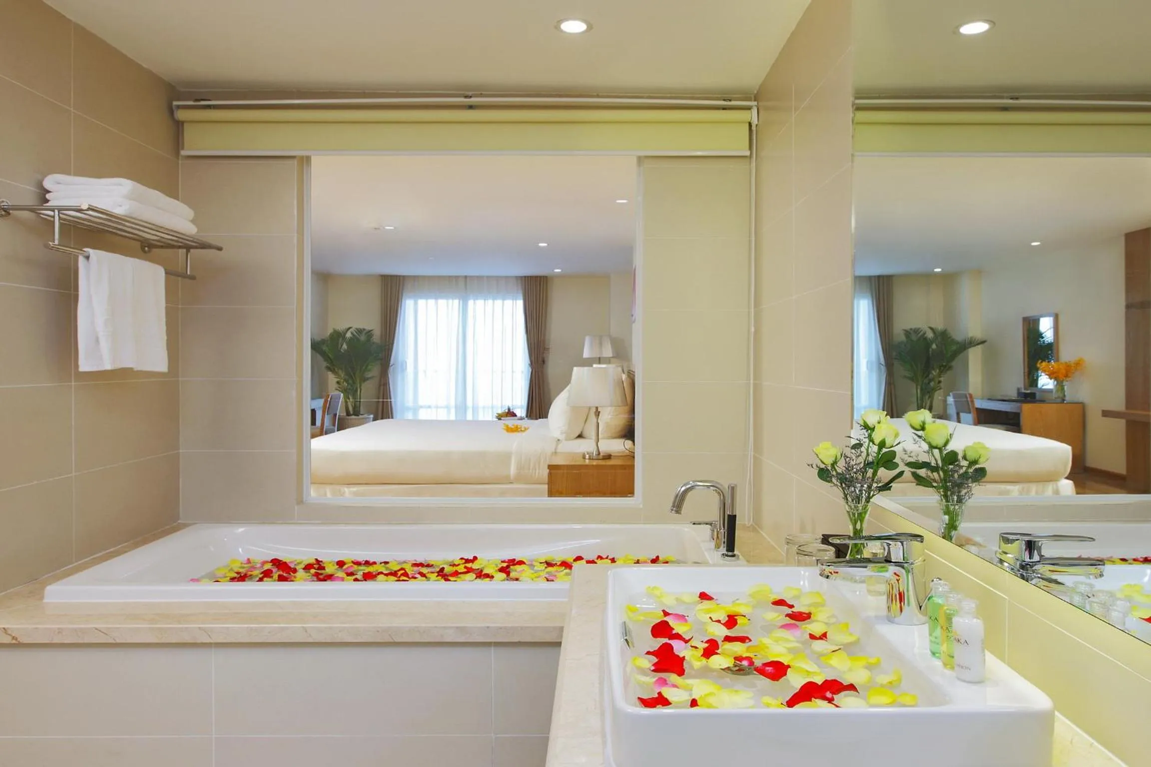 Bathroom, Bed in Rosaka Nha Trang Hotel