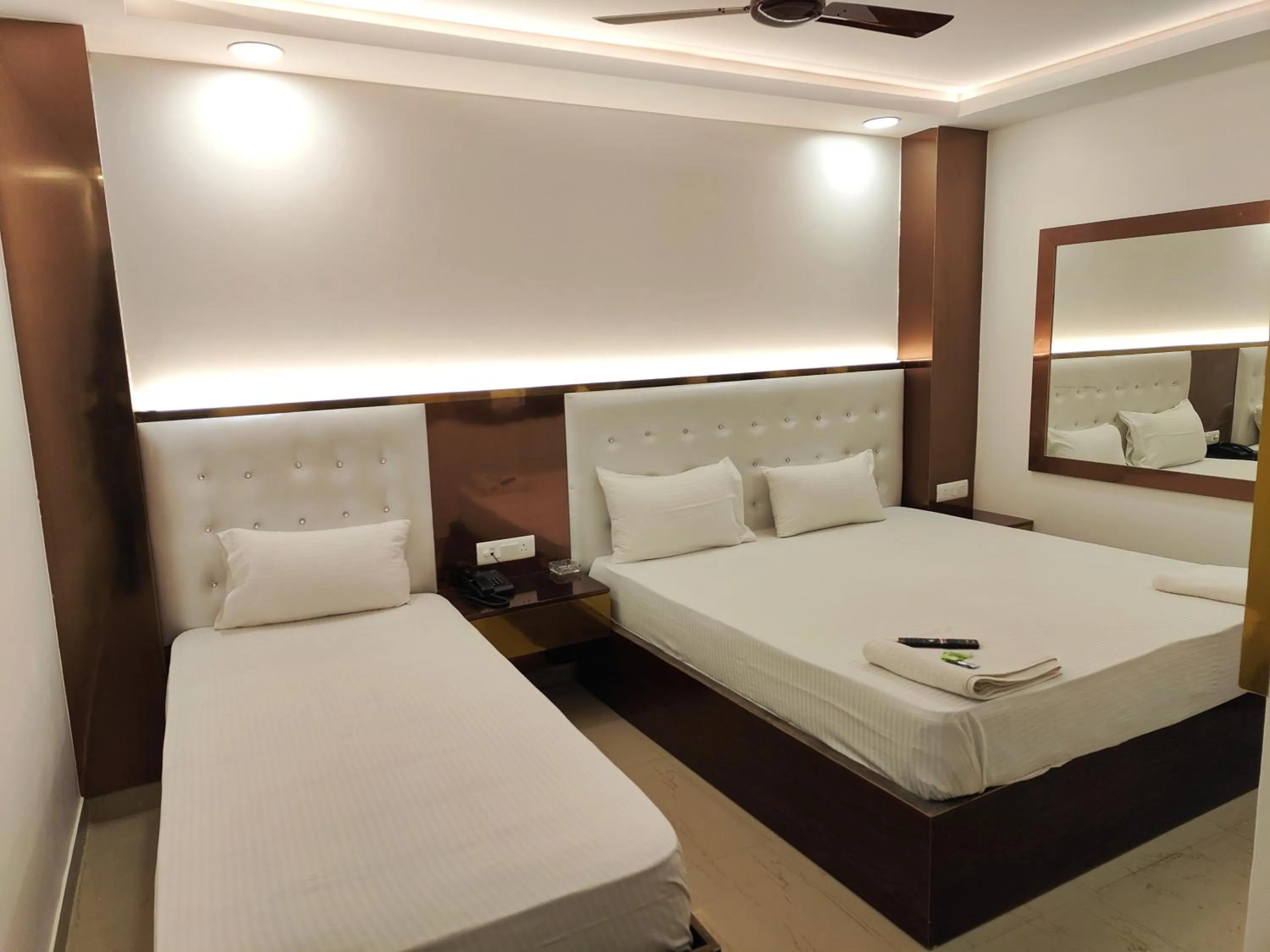 Photo of the whole room, Bed in Hotel Apple Villa - New Delhi