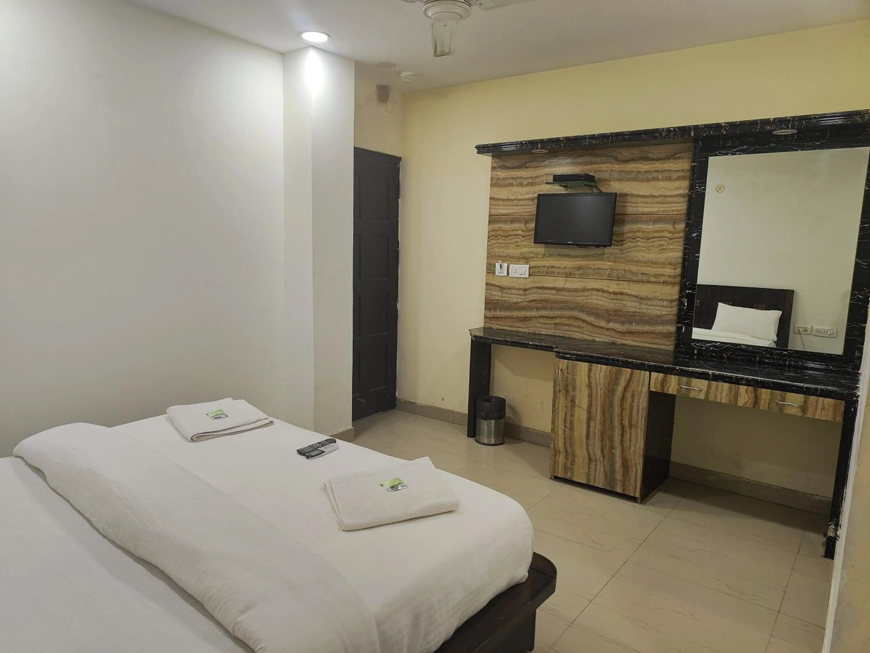 Photo of the whole room, Bed in Hotel Apple Villa - New Delhi