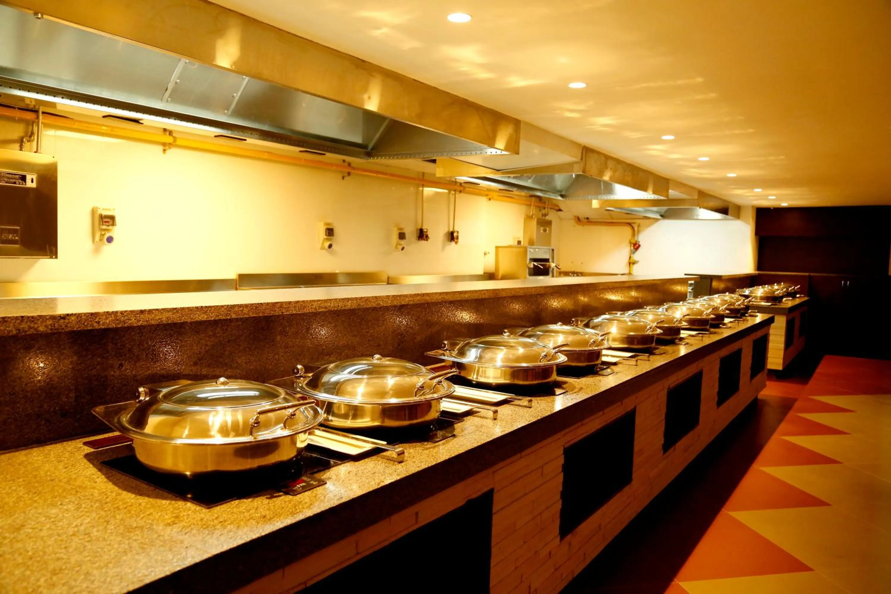 Restaurant/places to eat in The Raviz Calicut