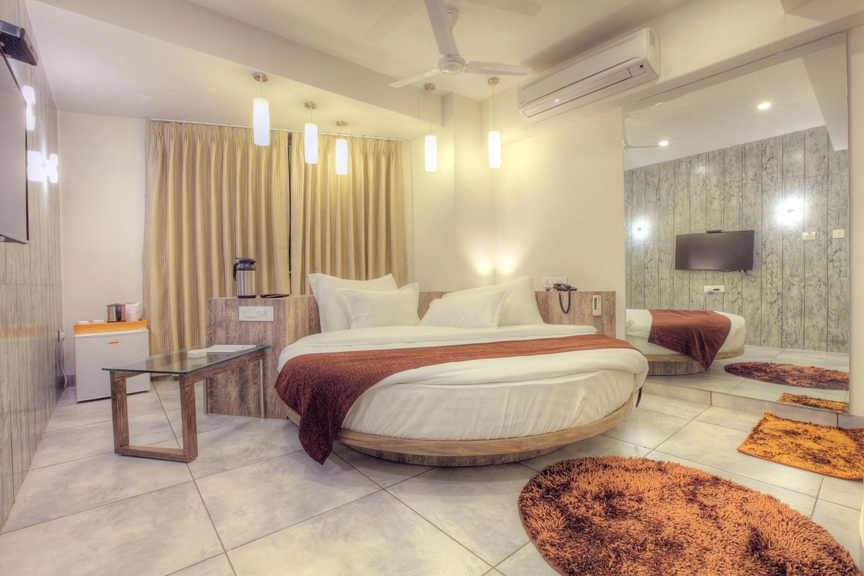 Bedroom, Bed in Scenaria Hotel - Navrangpura, Ahmedabad
