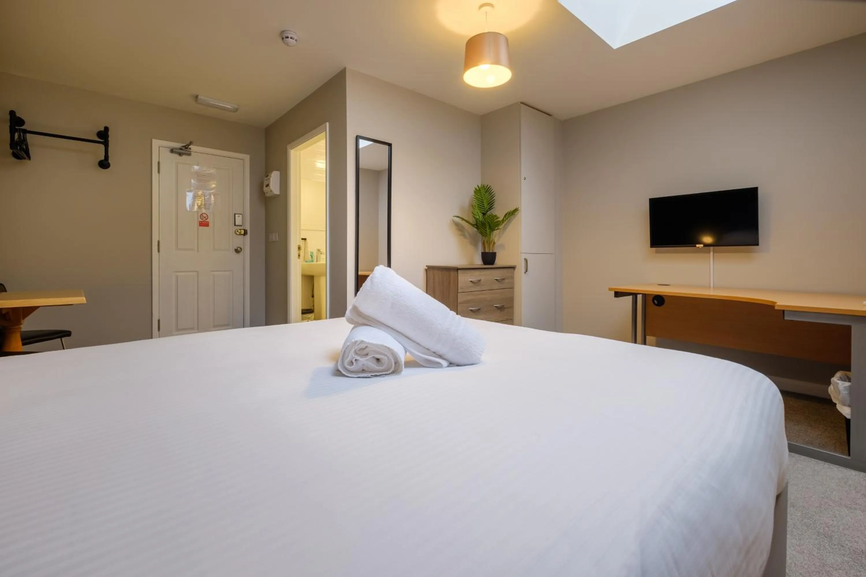 Bedroom, Bed in Station Lodge - FREE off-site Health Club access with Pool, Sauna, Steam Room & Gym