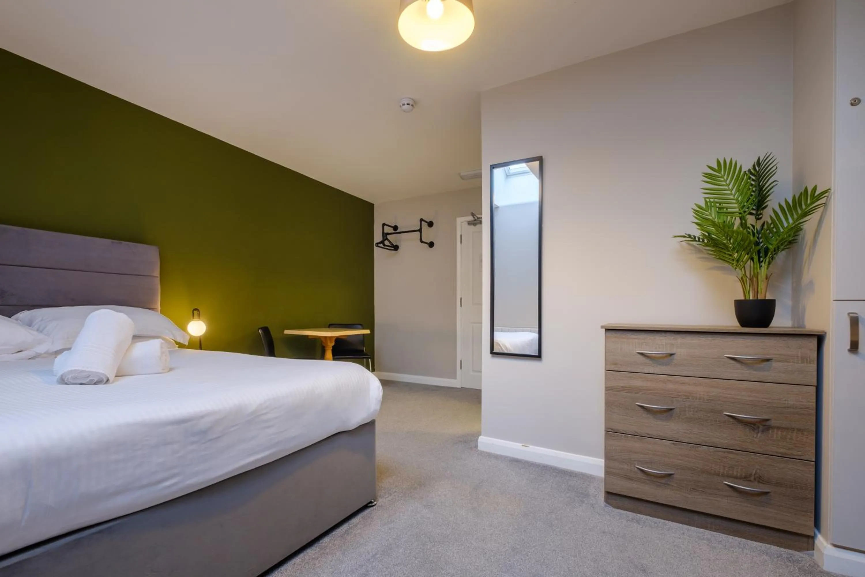 Bed in Station Lodge - FREE off-site Health Club access with Pool, Sauna, Steam Room & Gym