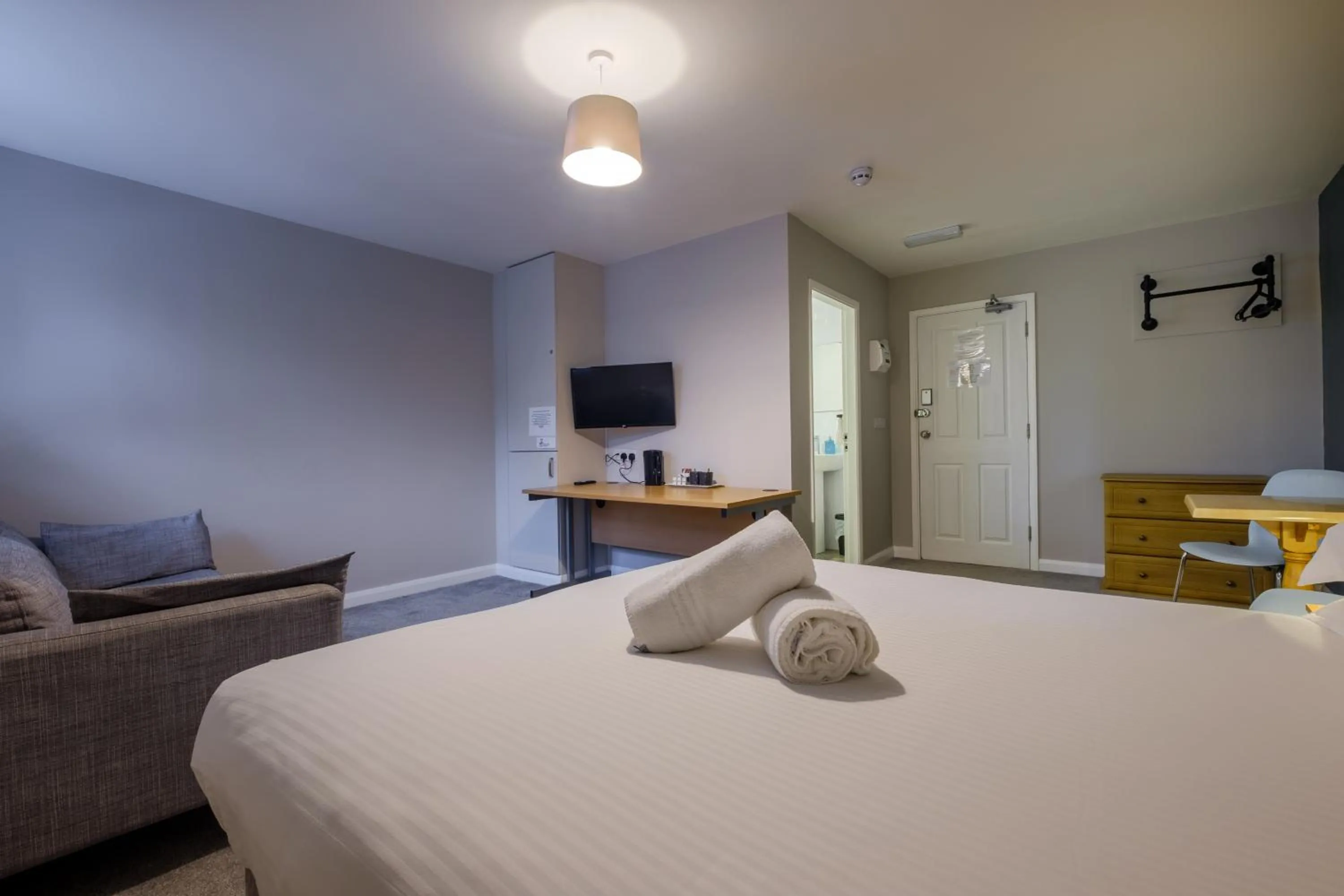 Seating area, Bed in Station Lodge - FREE off-site Health Club access with Pool, Sauna, Steam Room & Gym