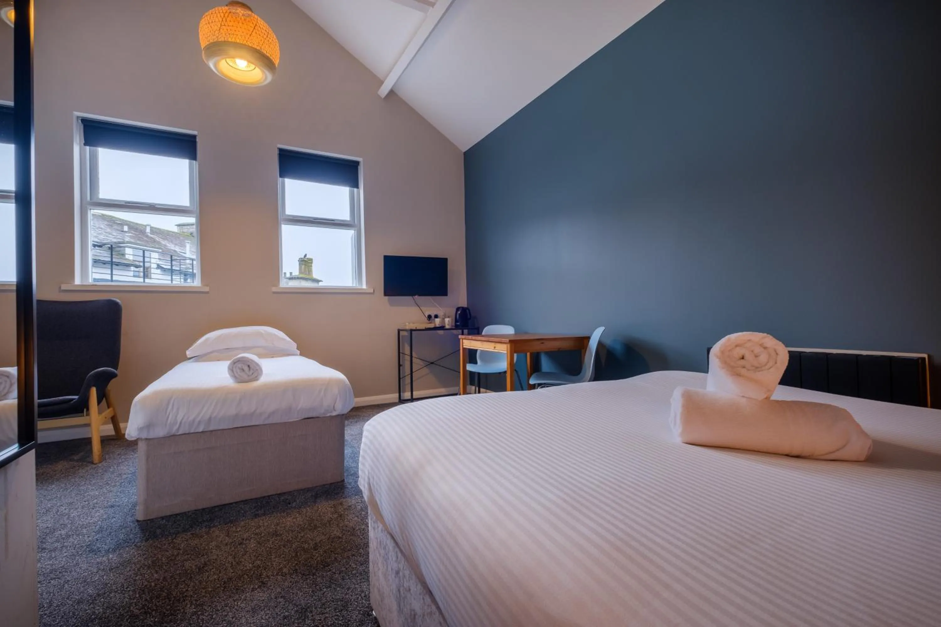 Bed in Station Lodge - FREE off-site Health Club access with Pool, Sauna, Steam Room & Gym