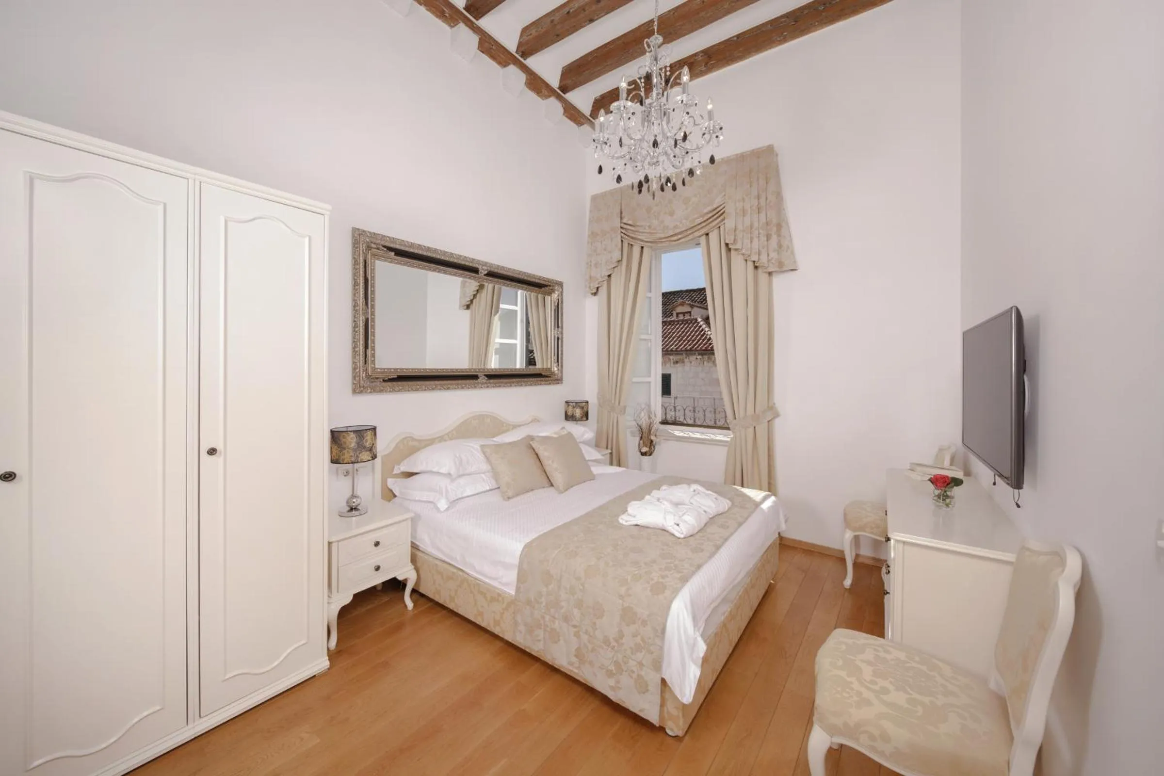 Photo of the whole room, Bed in Palmotta Palace