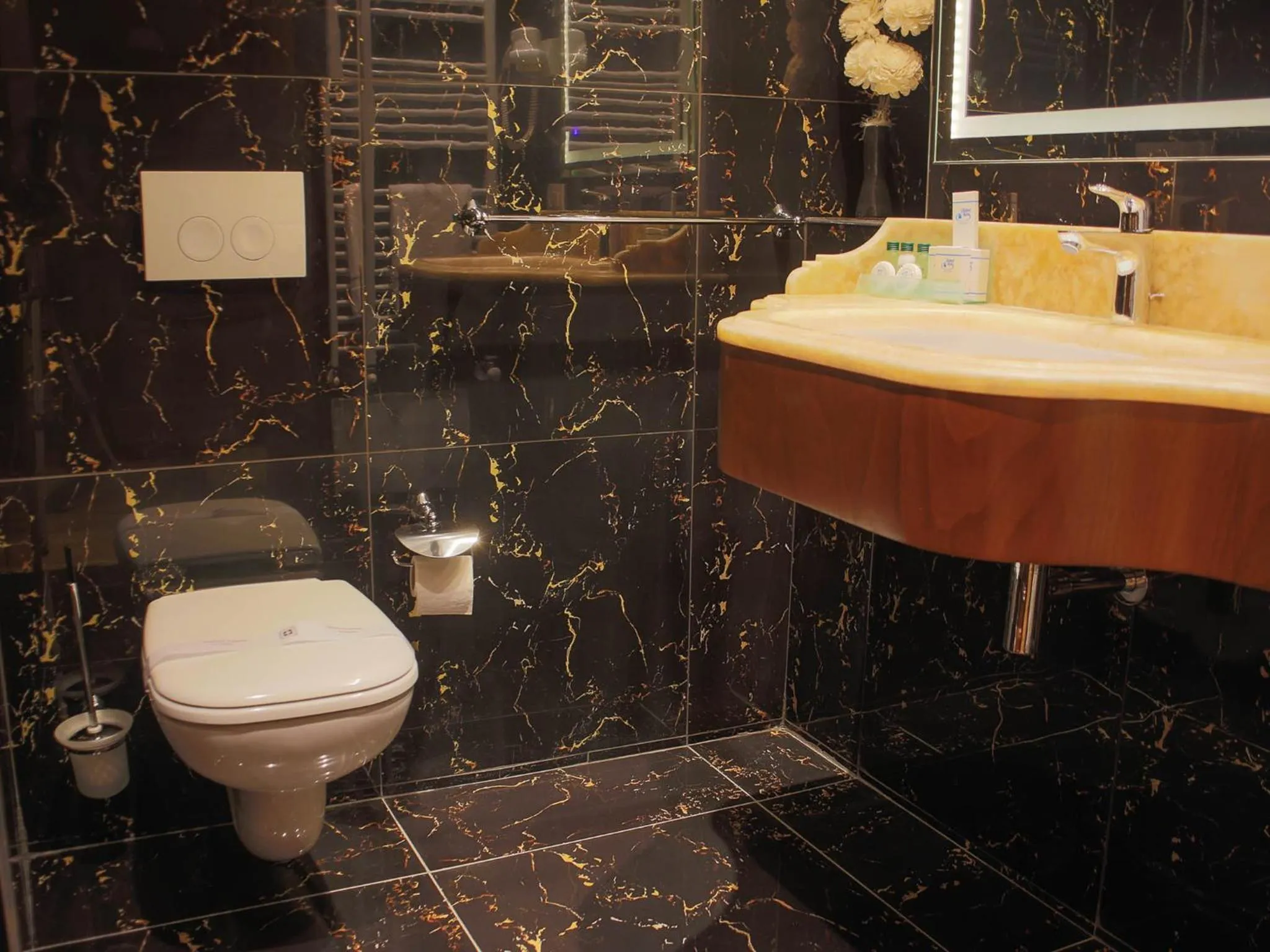 Shower in Hotel Opera