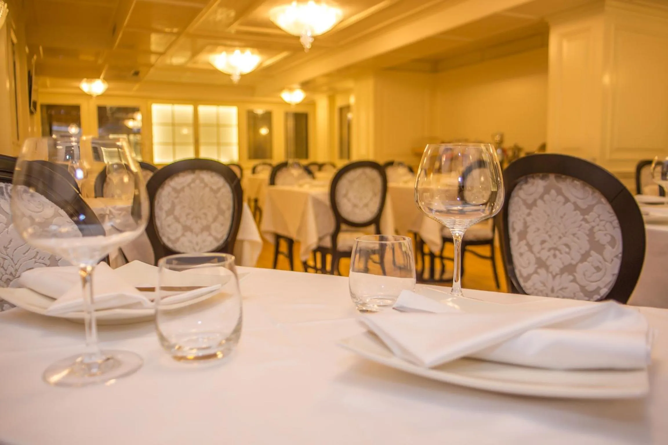 Restaurant/places to eat in Hotel Opera