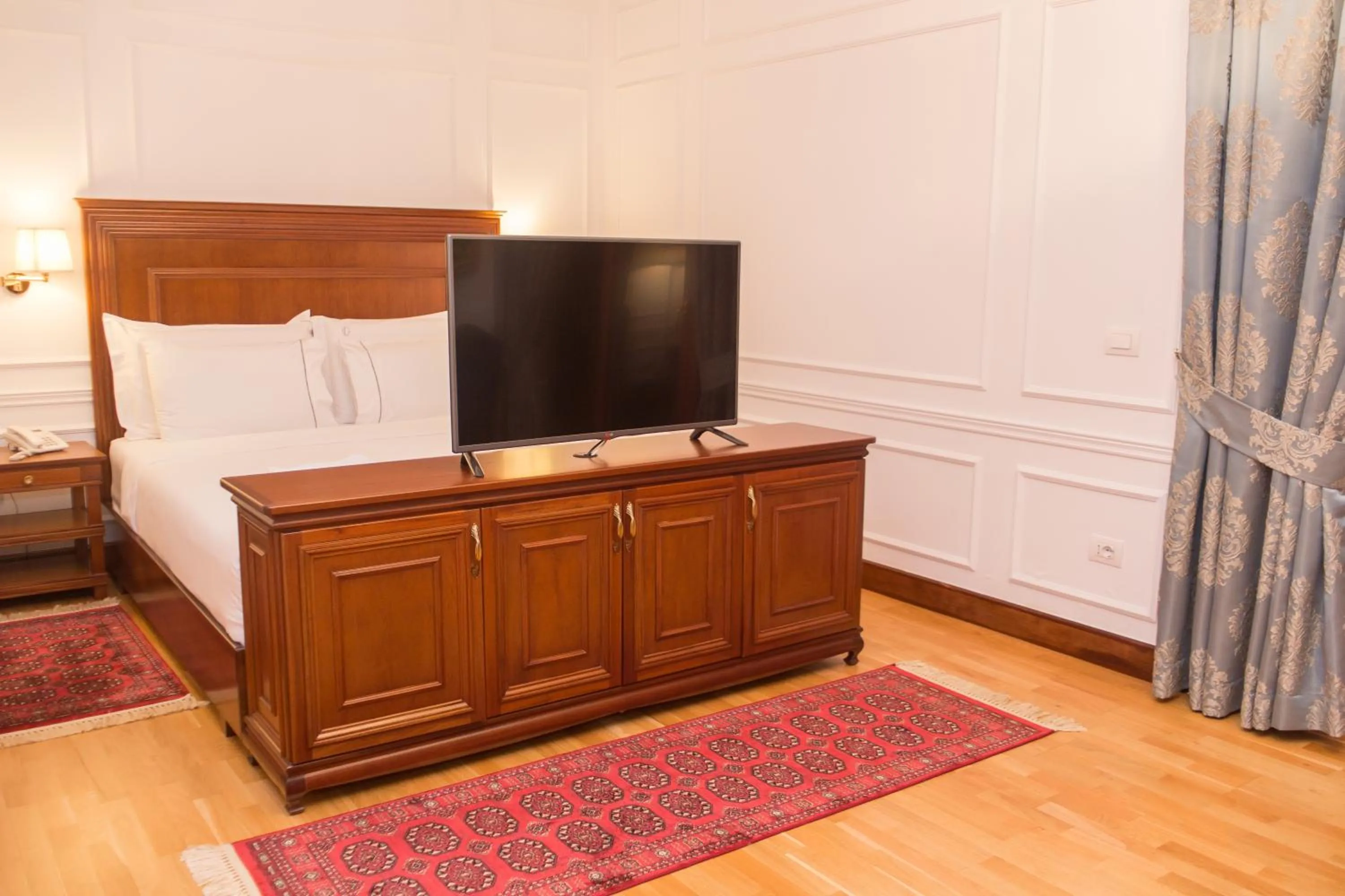 TV and multimedia, Bed in Hotel Opera