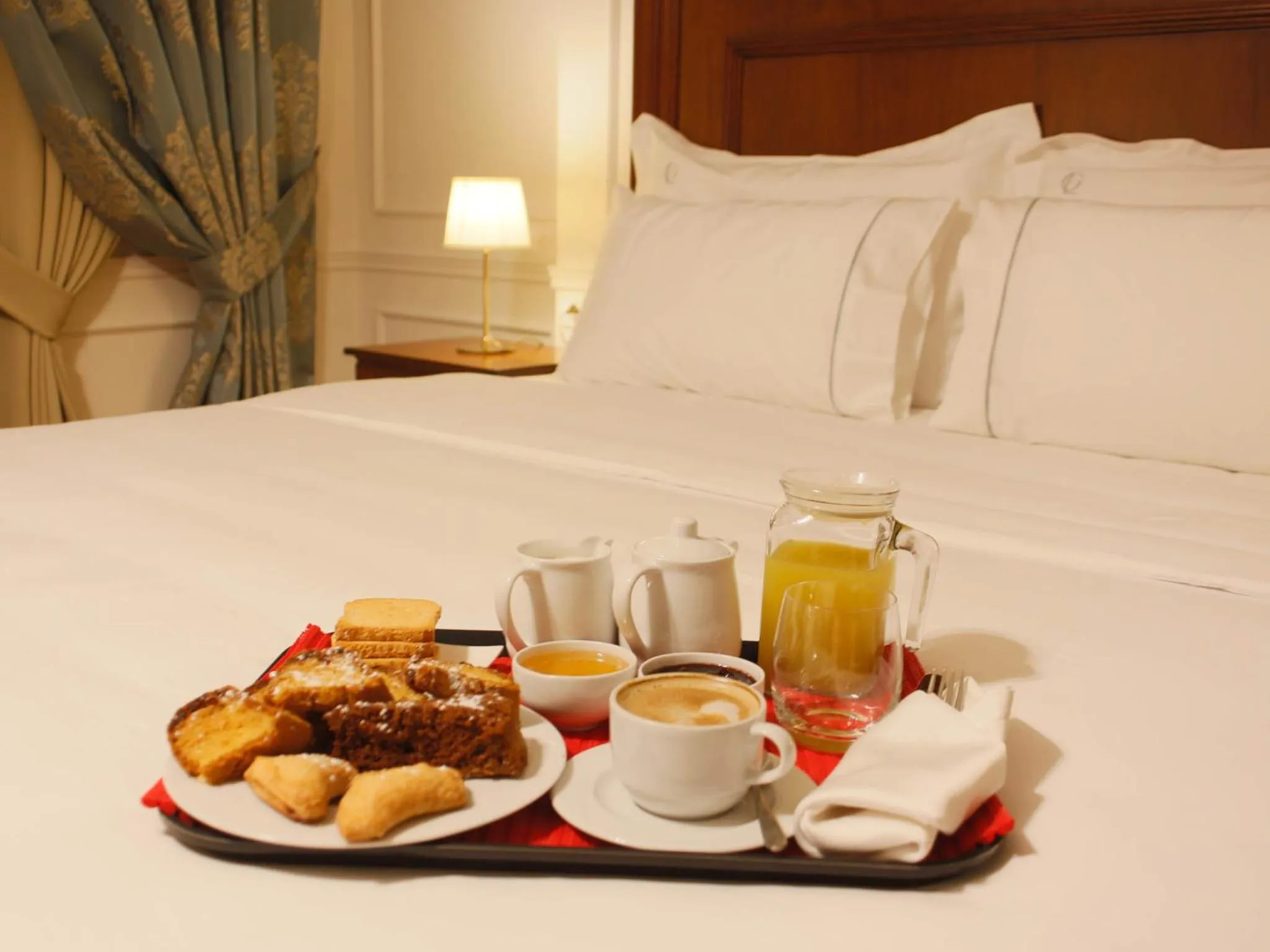 Photo of the whole room, Bed in Hotel Opera