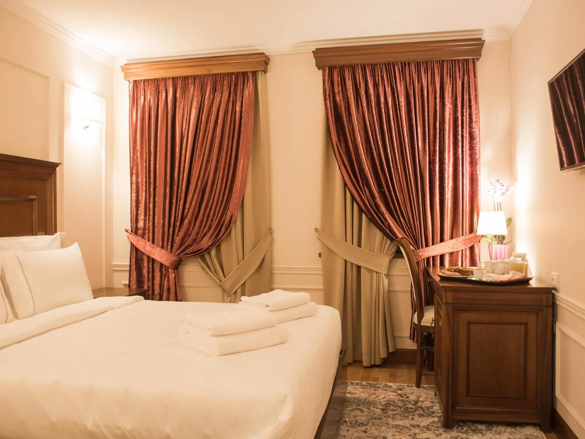 Photo of the whole room, Bed in Hotel Opera