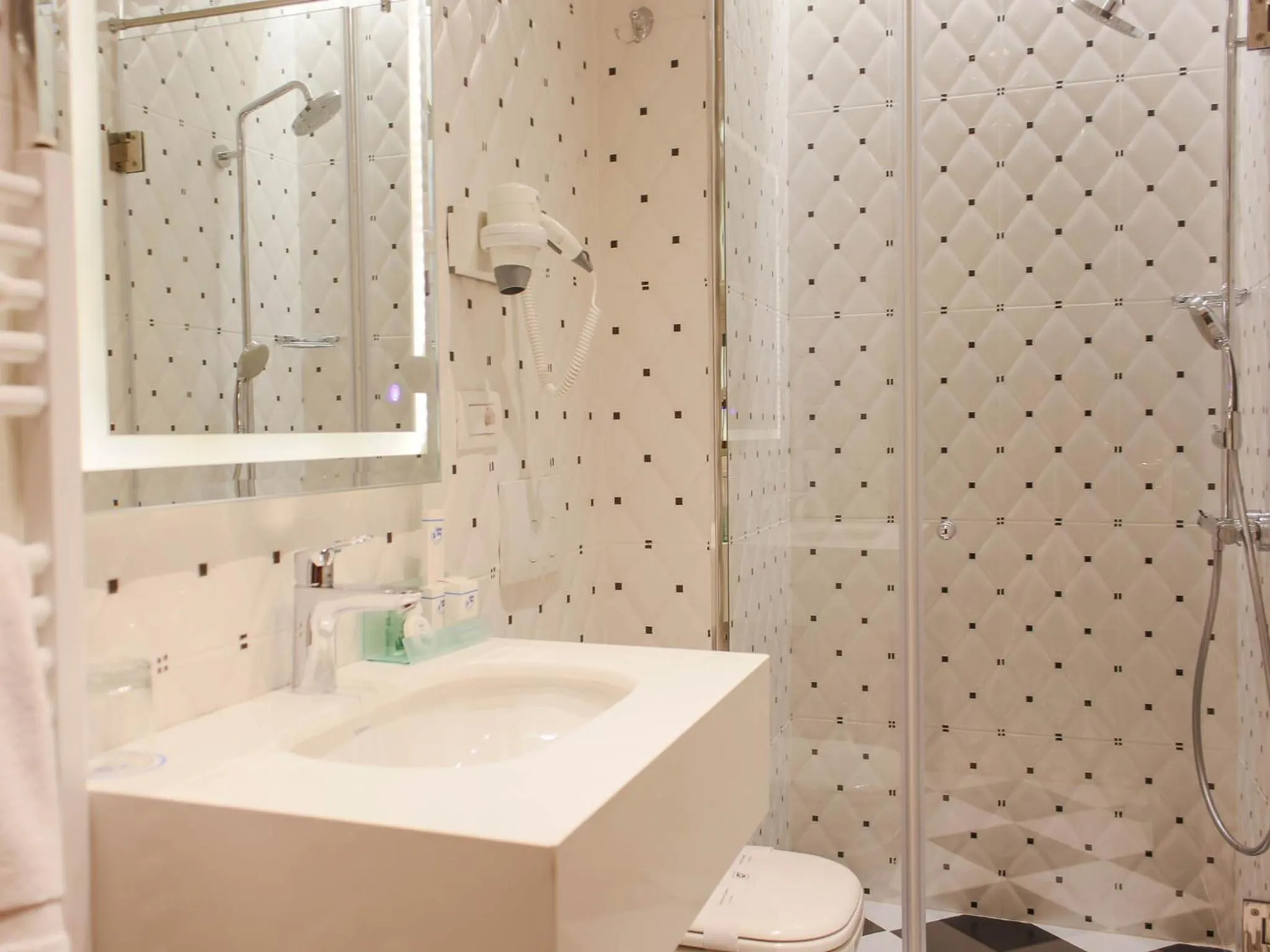 Shower in Hotel Opera