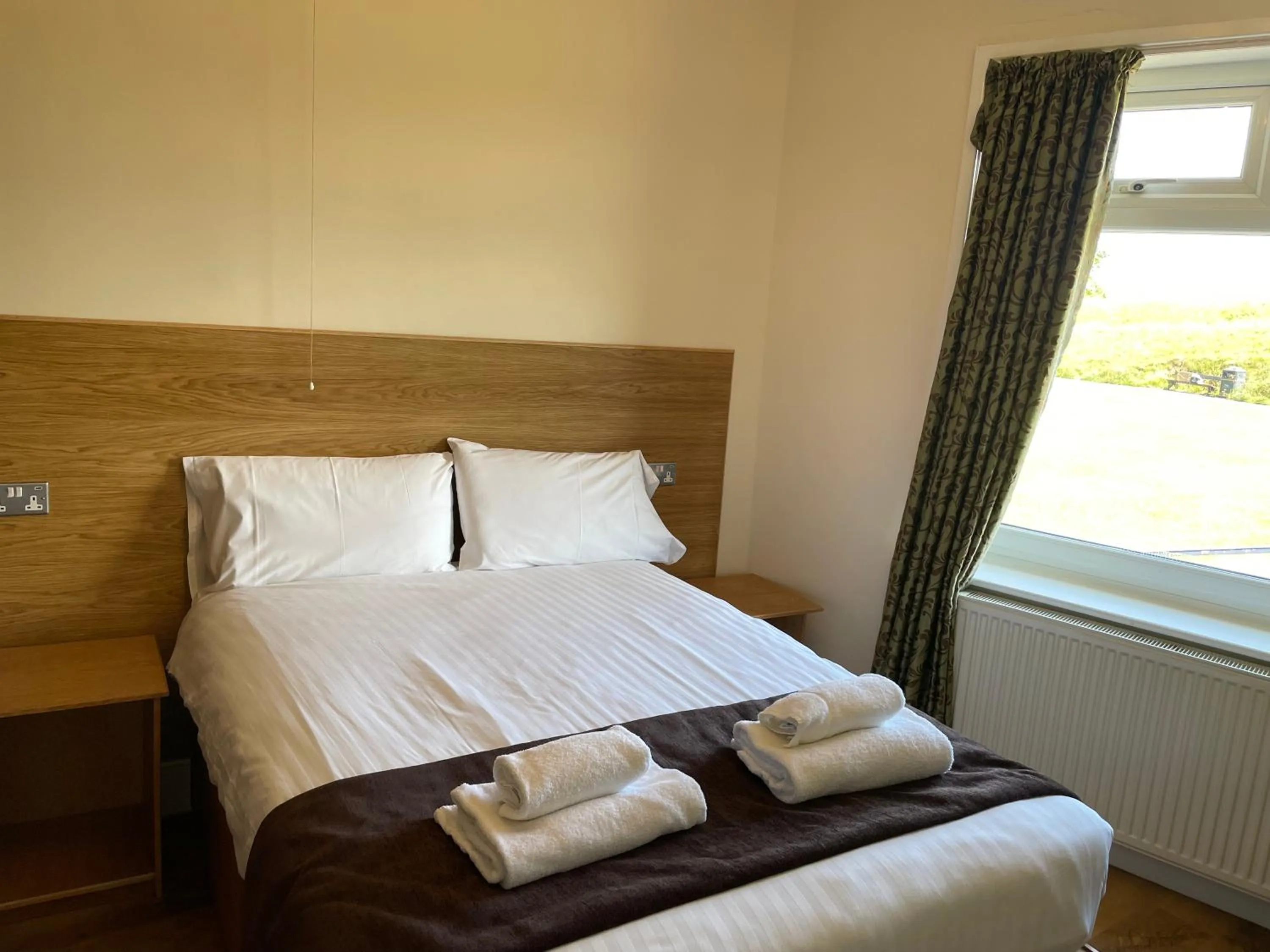 Bedroom, Bed in Headlands Hotel