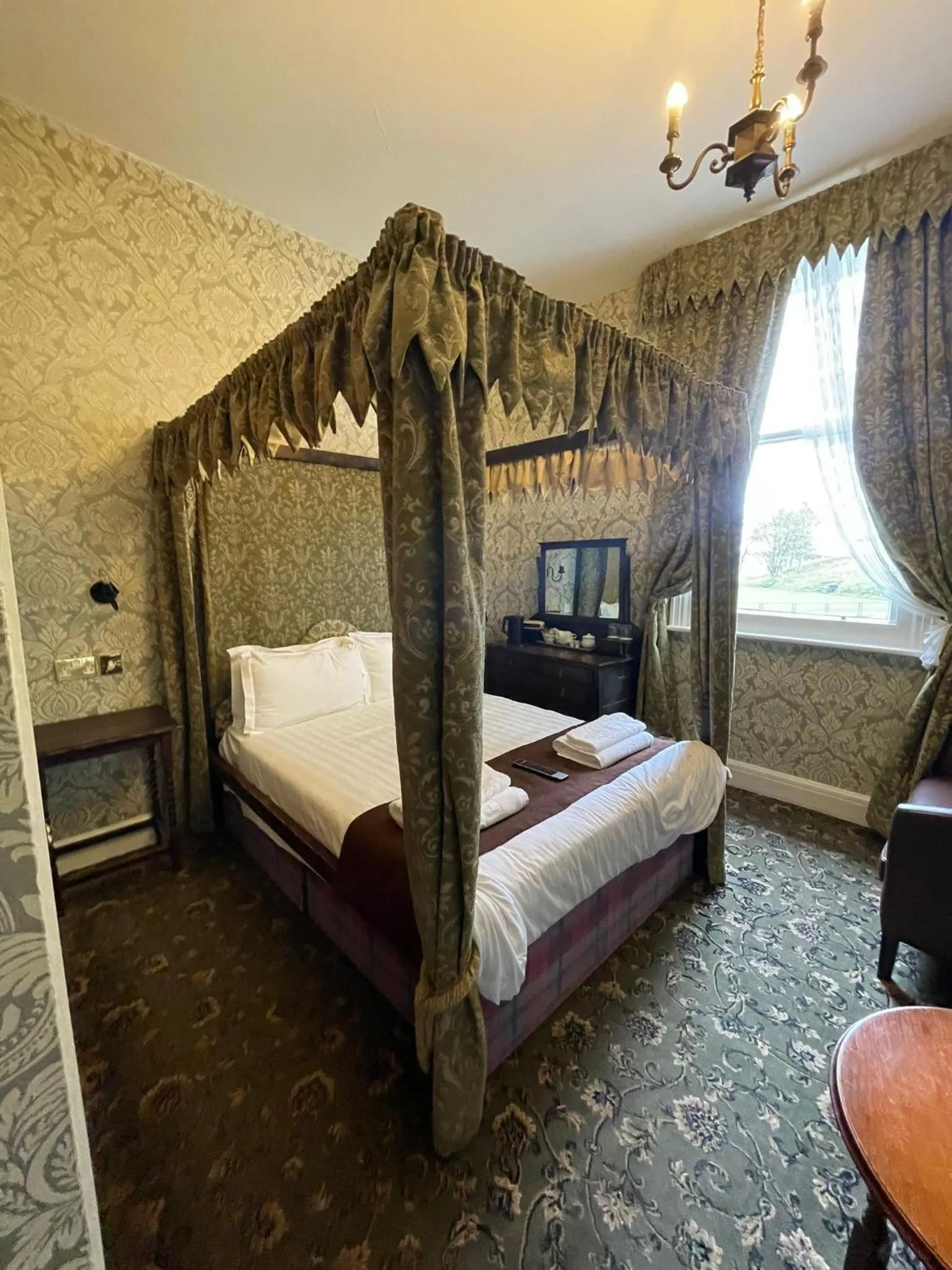 Bedroom, Bed in Headlands Hotel