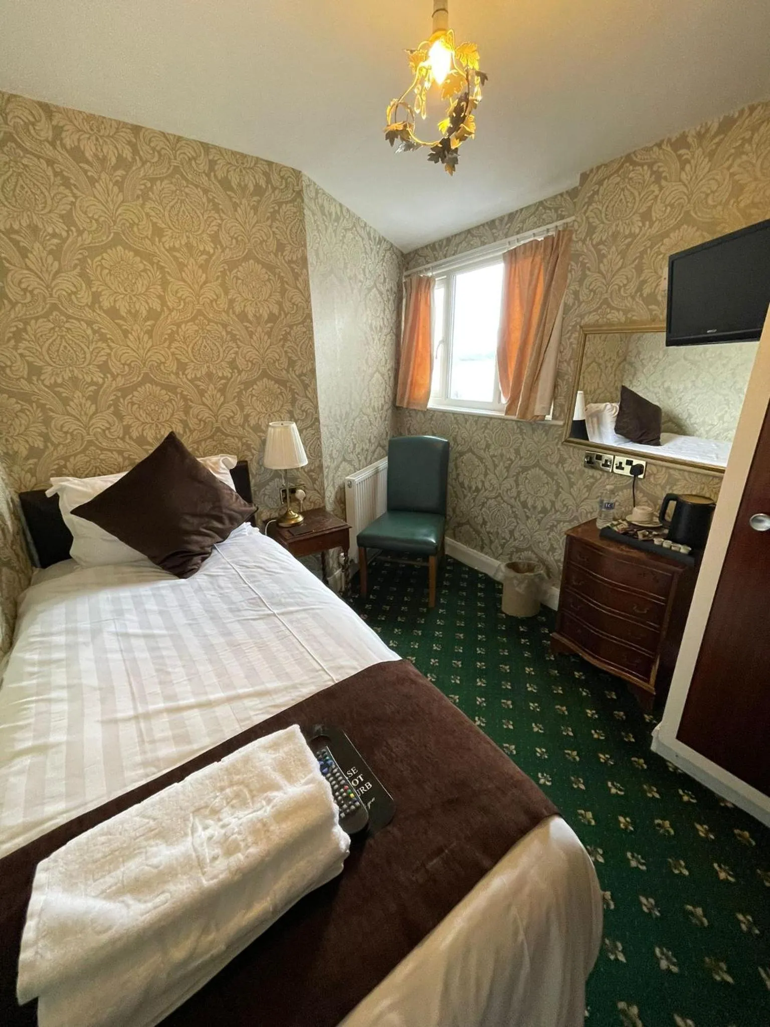 Bedroom, Bed in Headlands Hotel