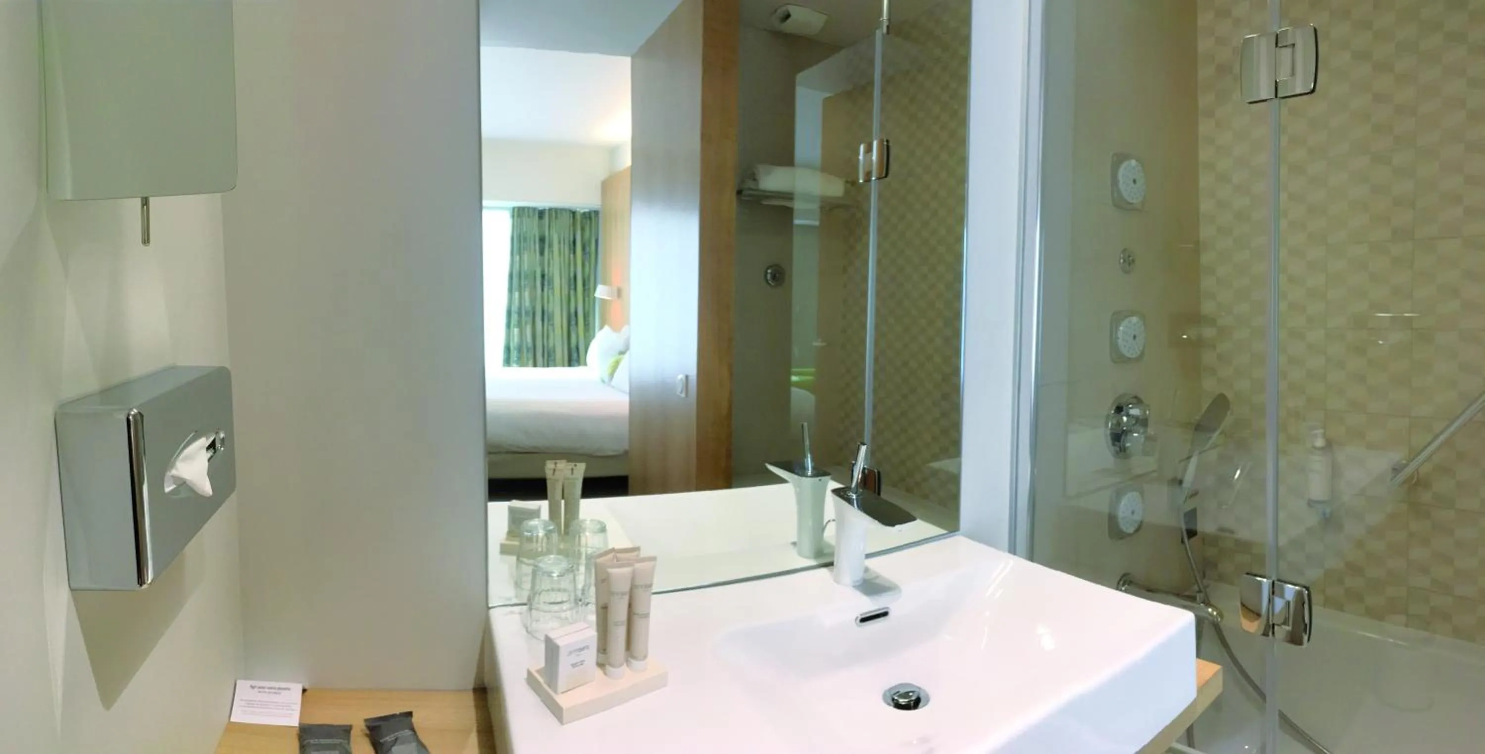 Bathroom in Best Western Plus Hotel Divona Cahors