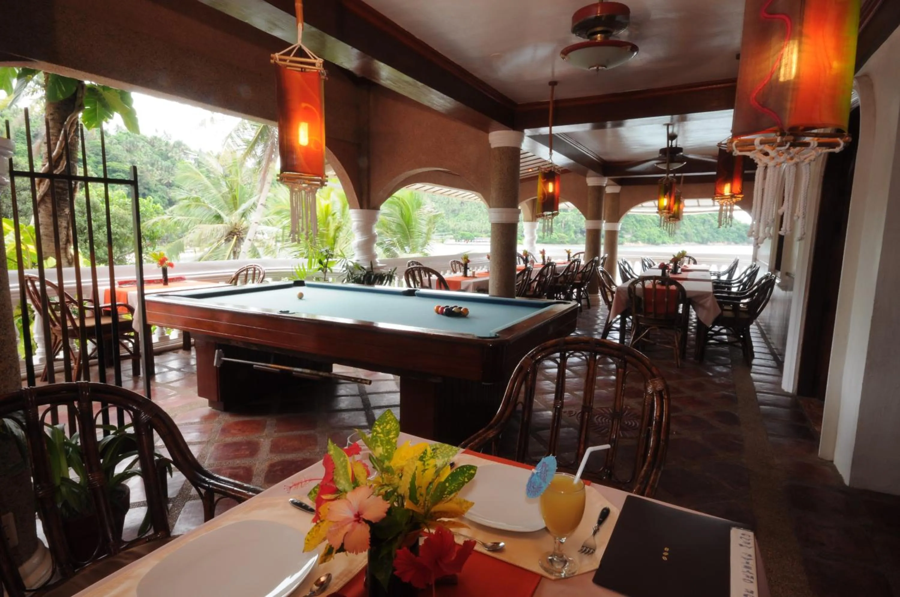 Restaurant/places to eat in Blue Crystal Beach Resort