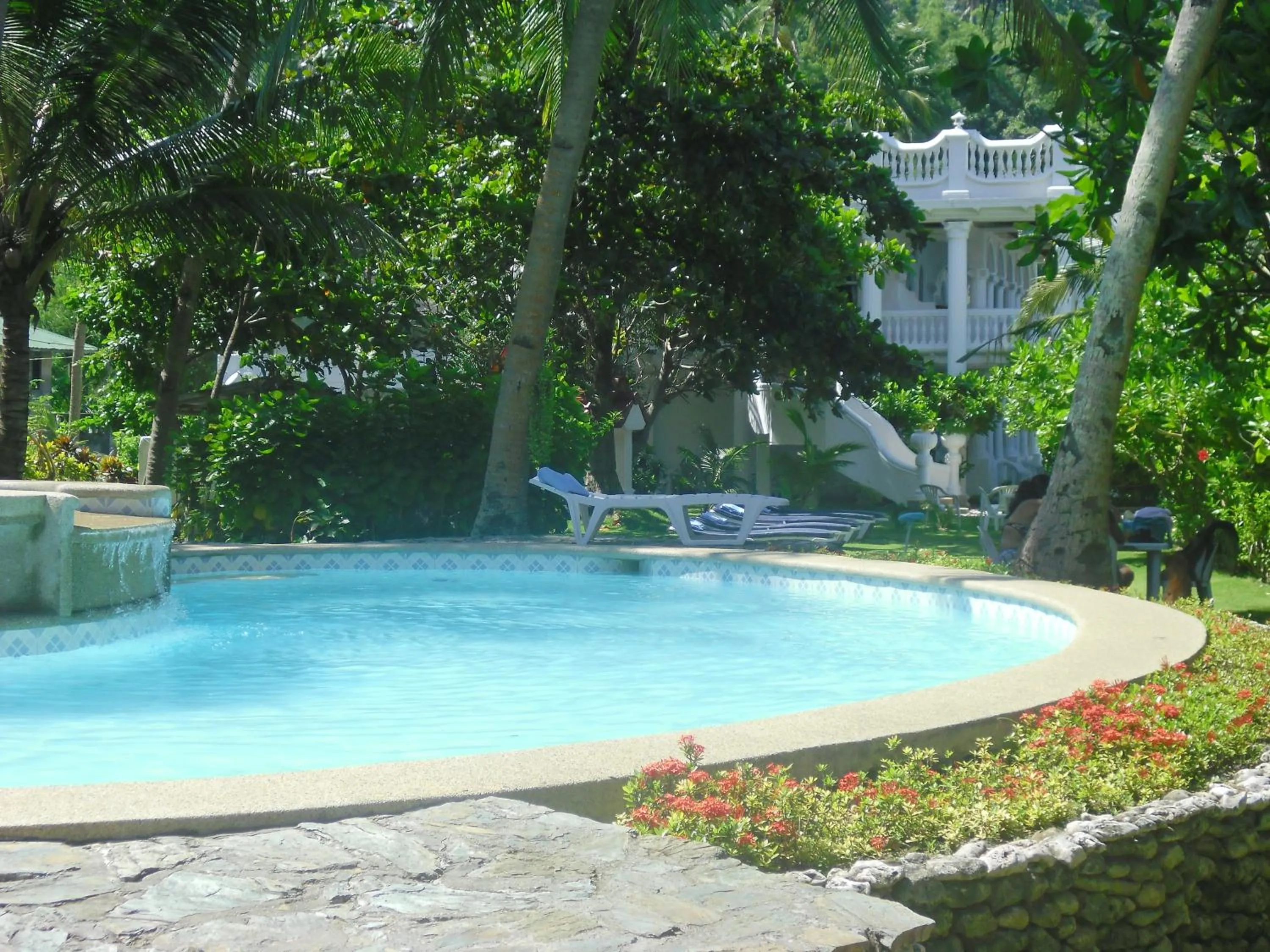 Swimming pool in Blue Crystal Beach Resort