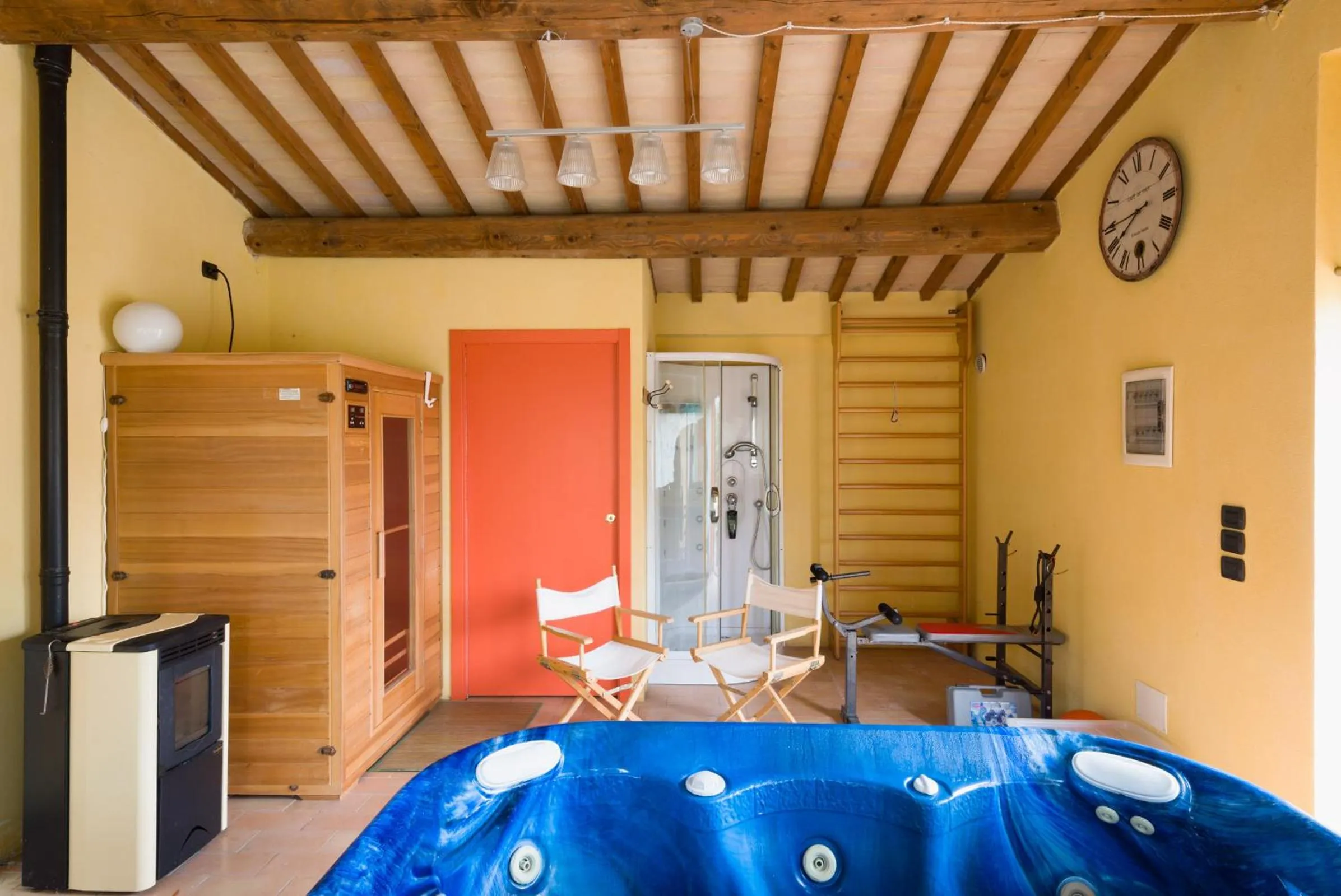 Hot Tub, Bed in Un Petit Paradis