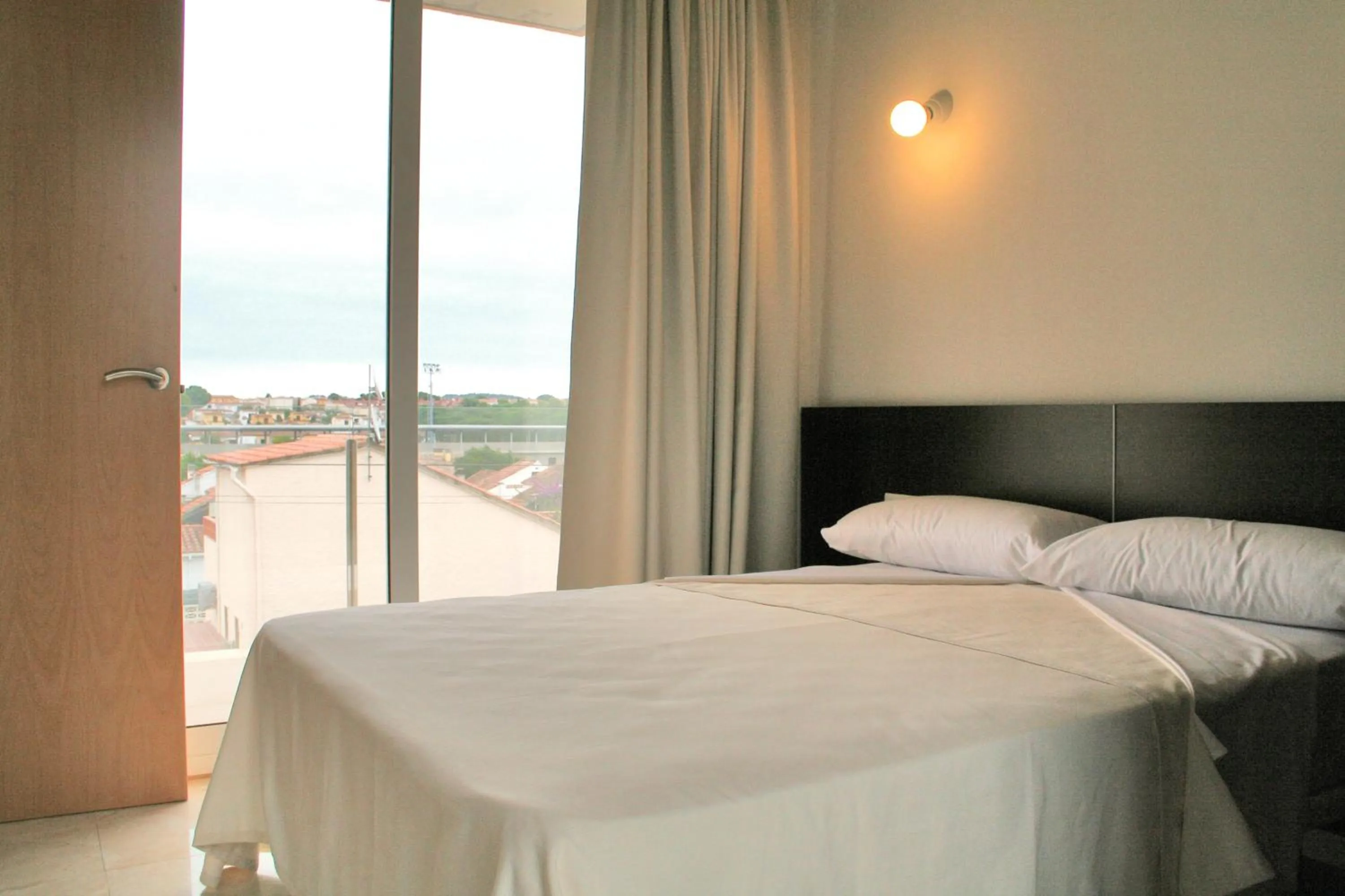 Photo of the whole room, Bed in L' Escala Resort
