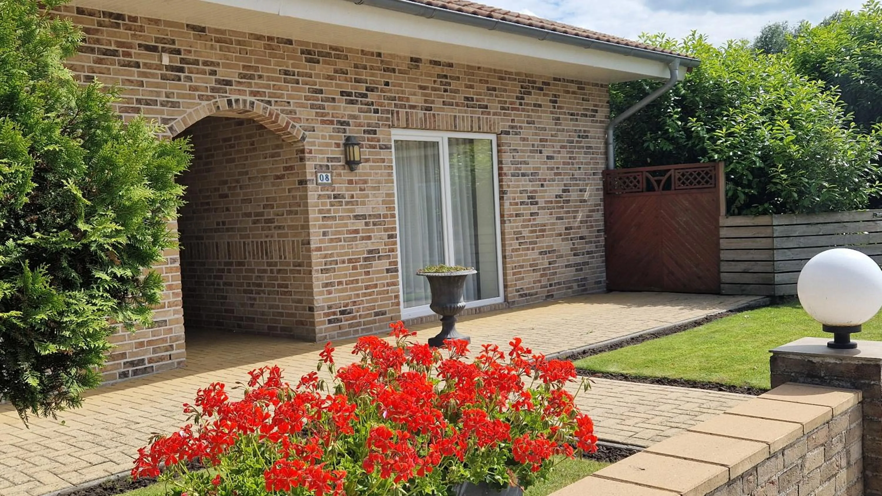 Property building in Hotel Garni Am Lindenhof Bunde